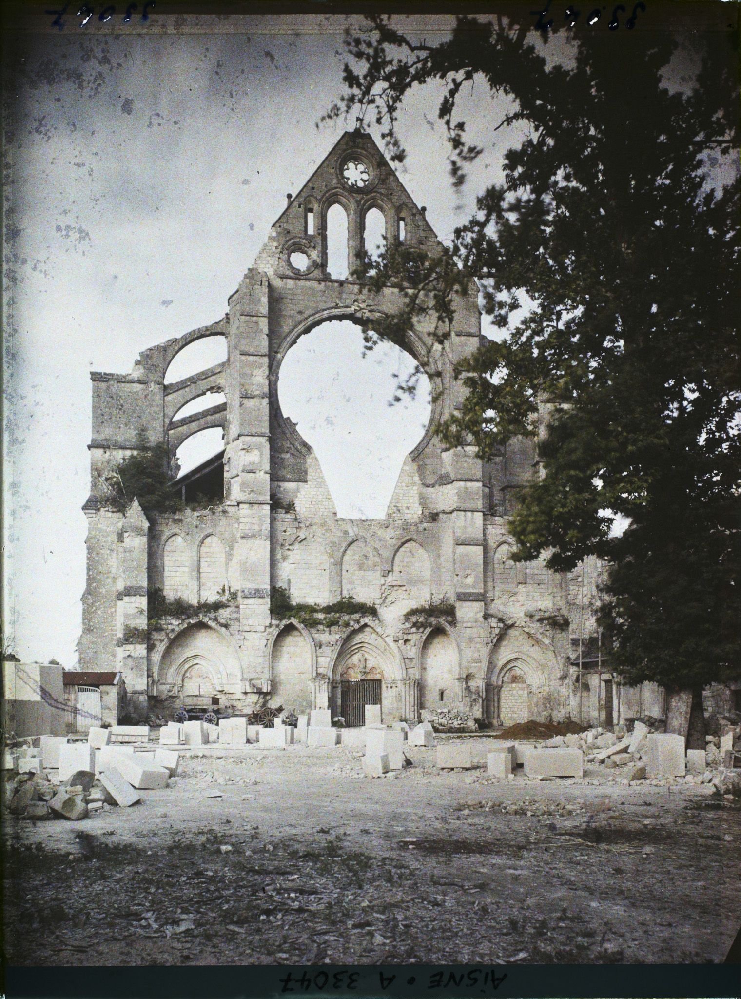 Image représentant France, Longpont, Façade de l' Abbaye