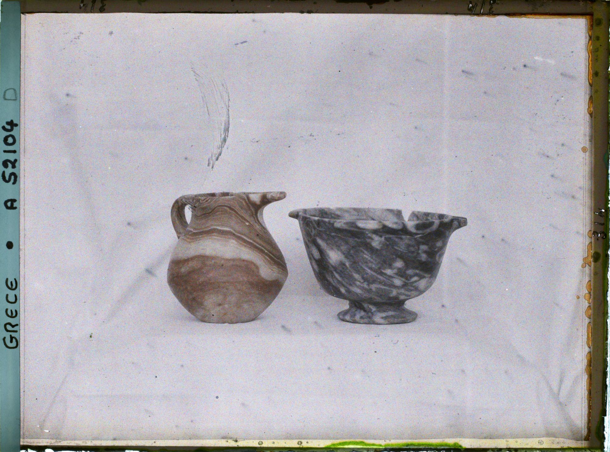 Image représentant Musée archéologique - Deux vases de pierre (un pot et un récipient très ouverts) provenant de Mokhlos