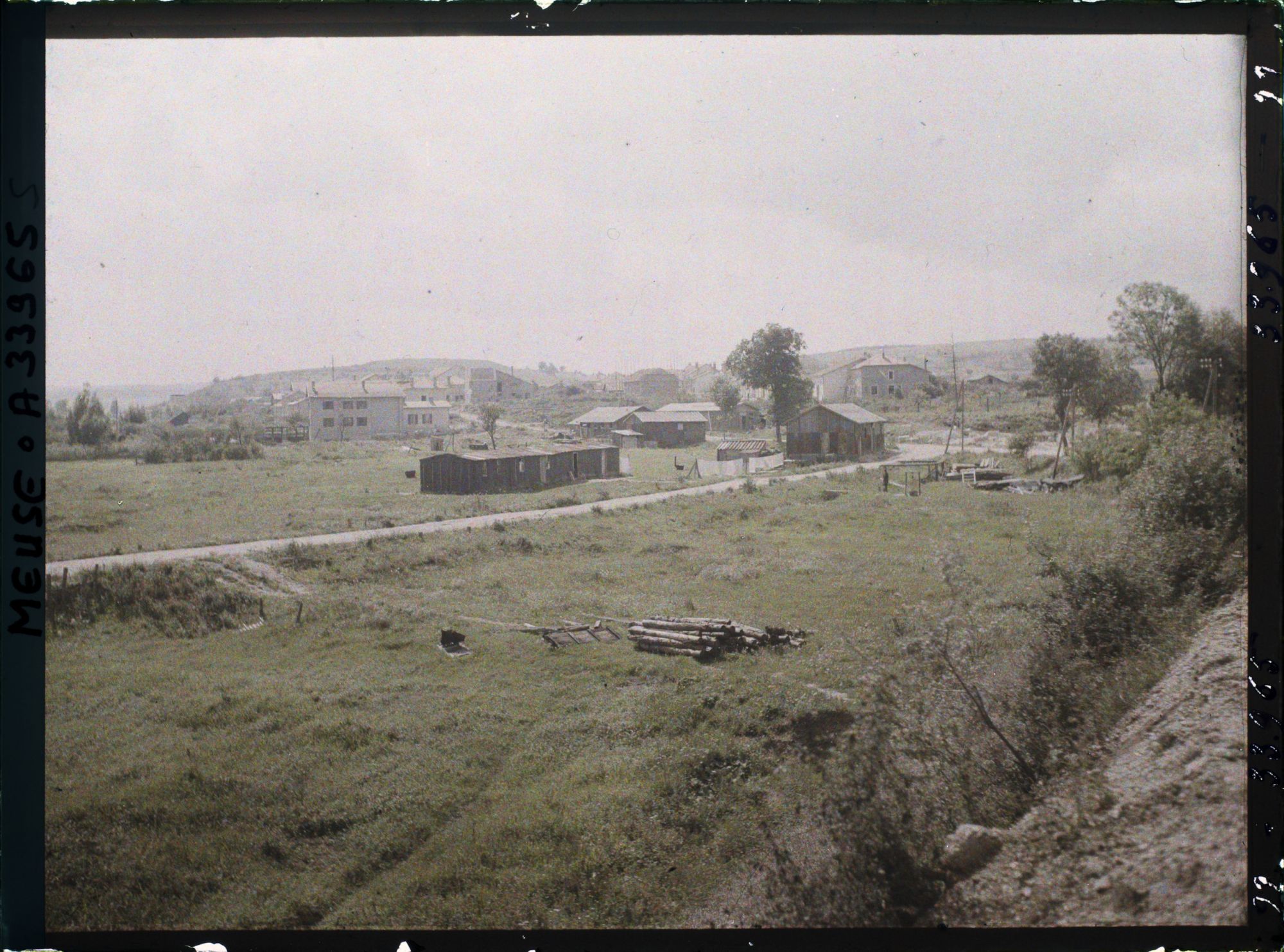 Image représentant France, Charny, L'ensemble du Village vu des bords de la Meuse au fond la Crête et le fort Vacherauville)