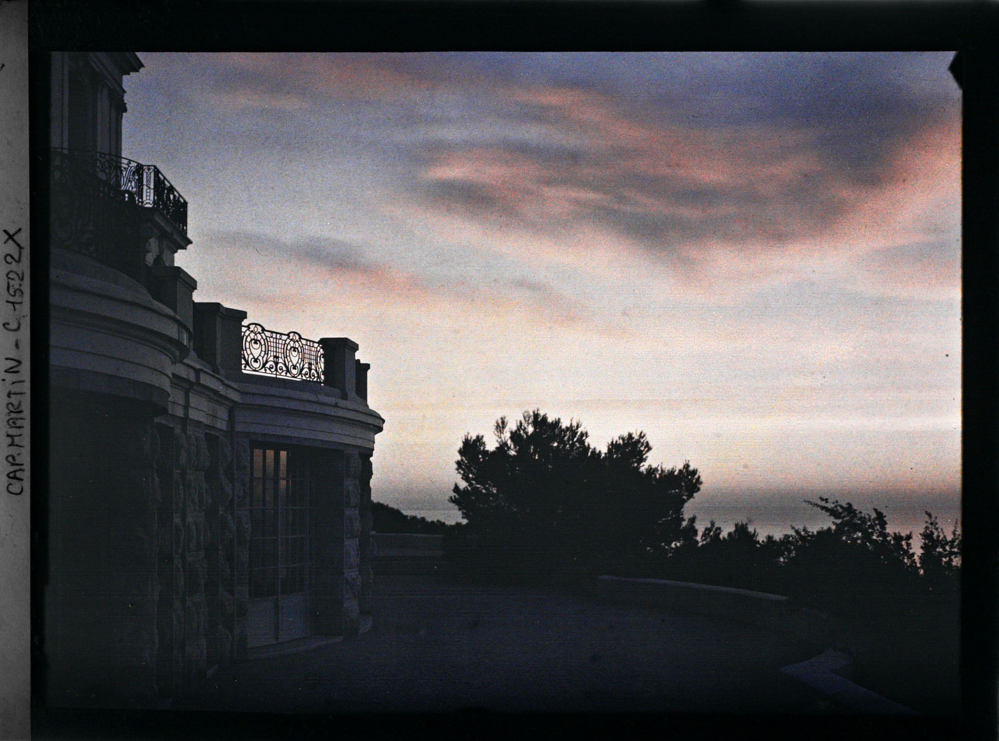 Image représentant Partie de la terrasse inférieure de la villa Kahn, dite villa Zamir, dans la pénombre et vue vers l'Est