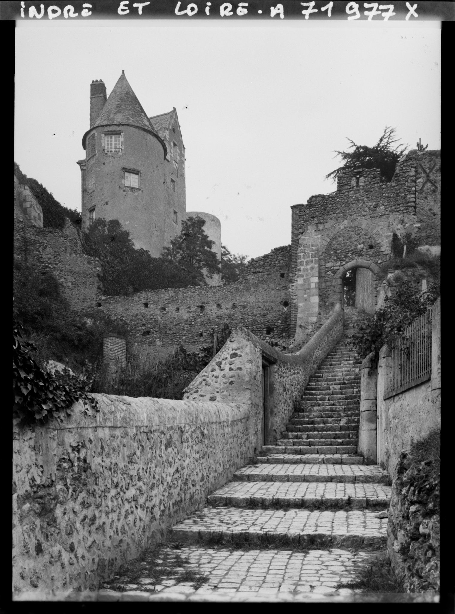 Image représentant Un escalier qui monte vers le château