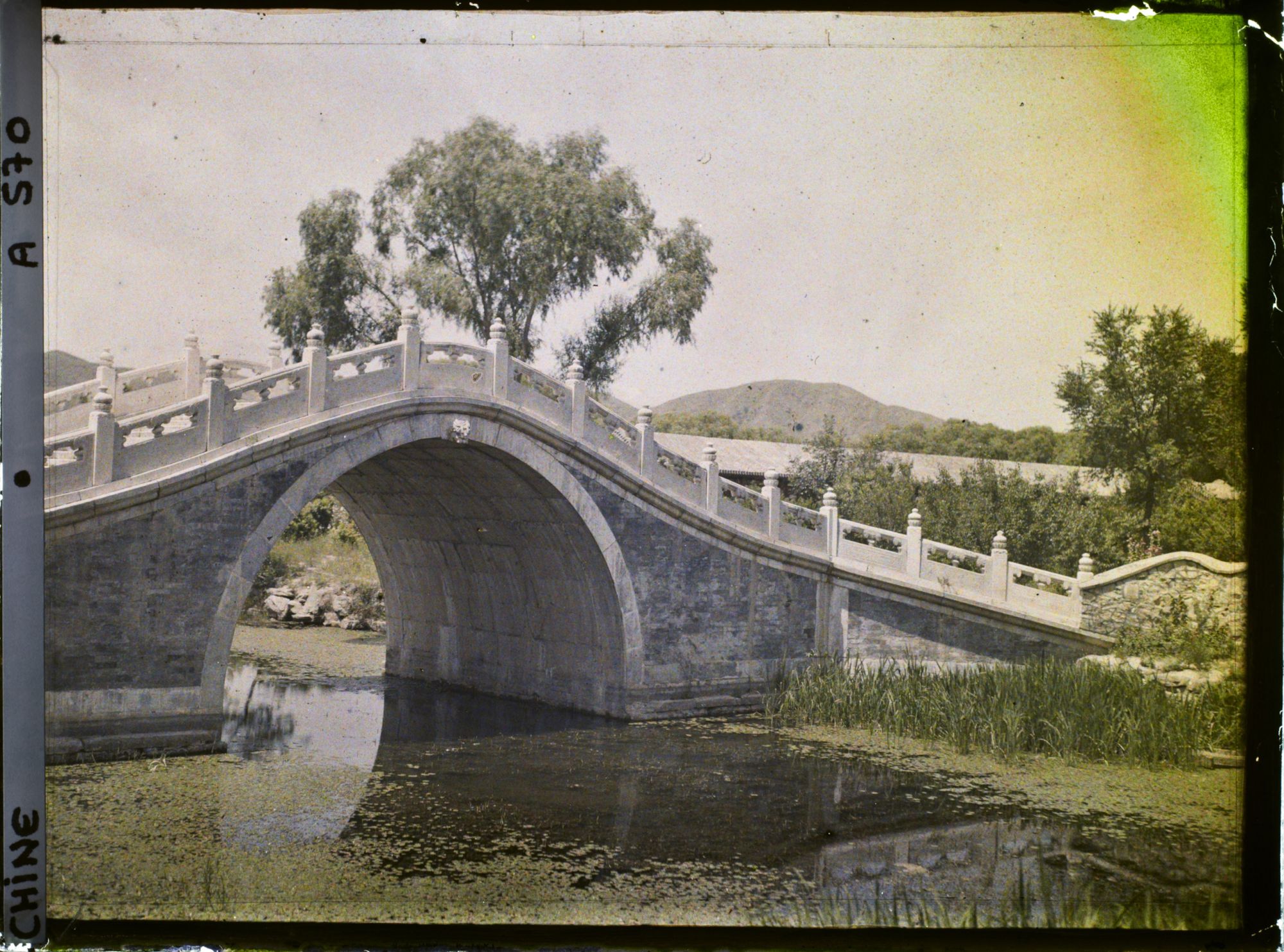 Image représentant Le Banbiqiao (" pont du Demi-Panneau "), palais d'Été Yiheyuan ("  jardin de la Concorde Entretenue  ")