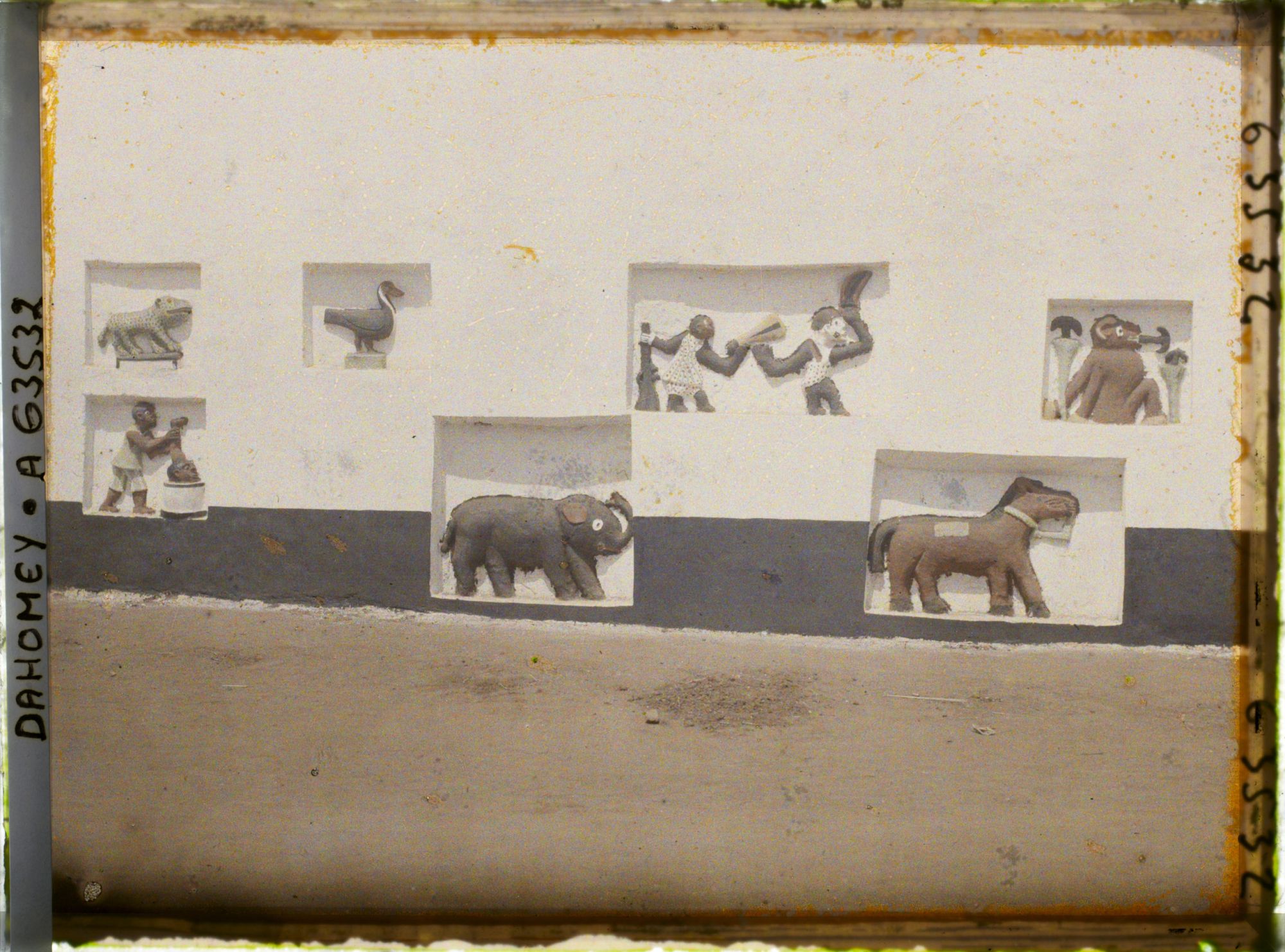 Image représentant Décor en relief du pignon sud-est de l'ajalala (salle de réception) du palais de  null Guézo