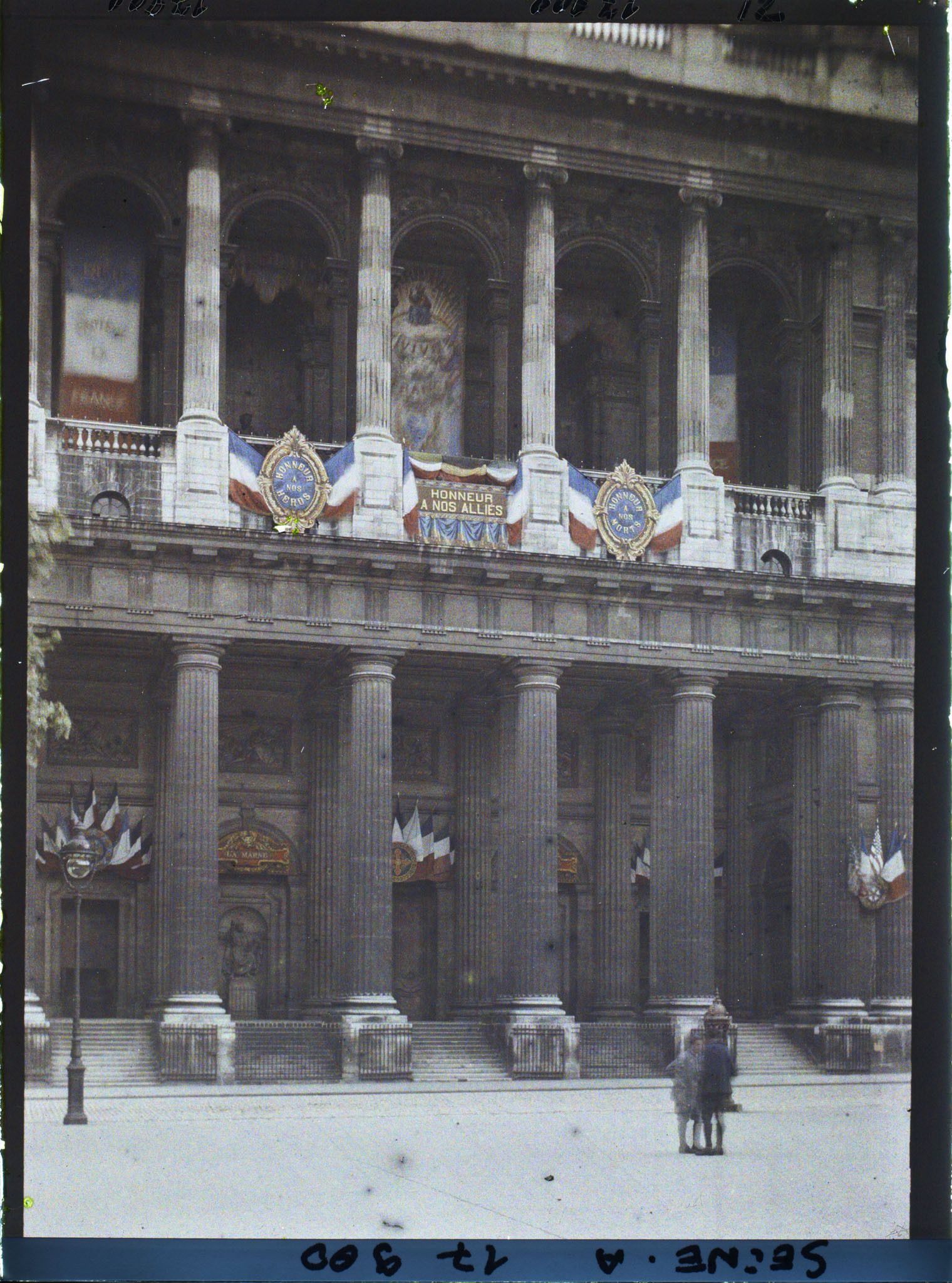 Image représentant Façade de l'église Saint-Sulpice décorée en l'honneur des Alliés pour les fêtes de la Victoire des 13 et 14 juillet 1919