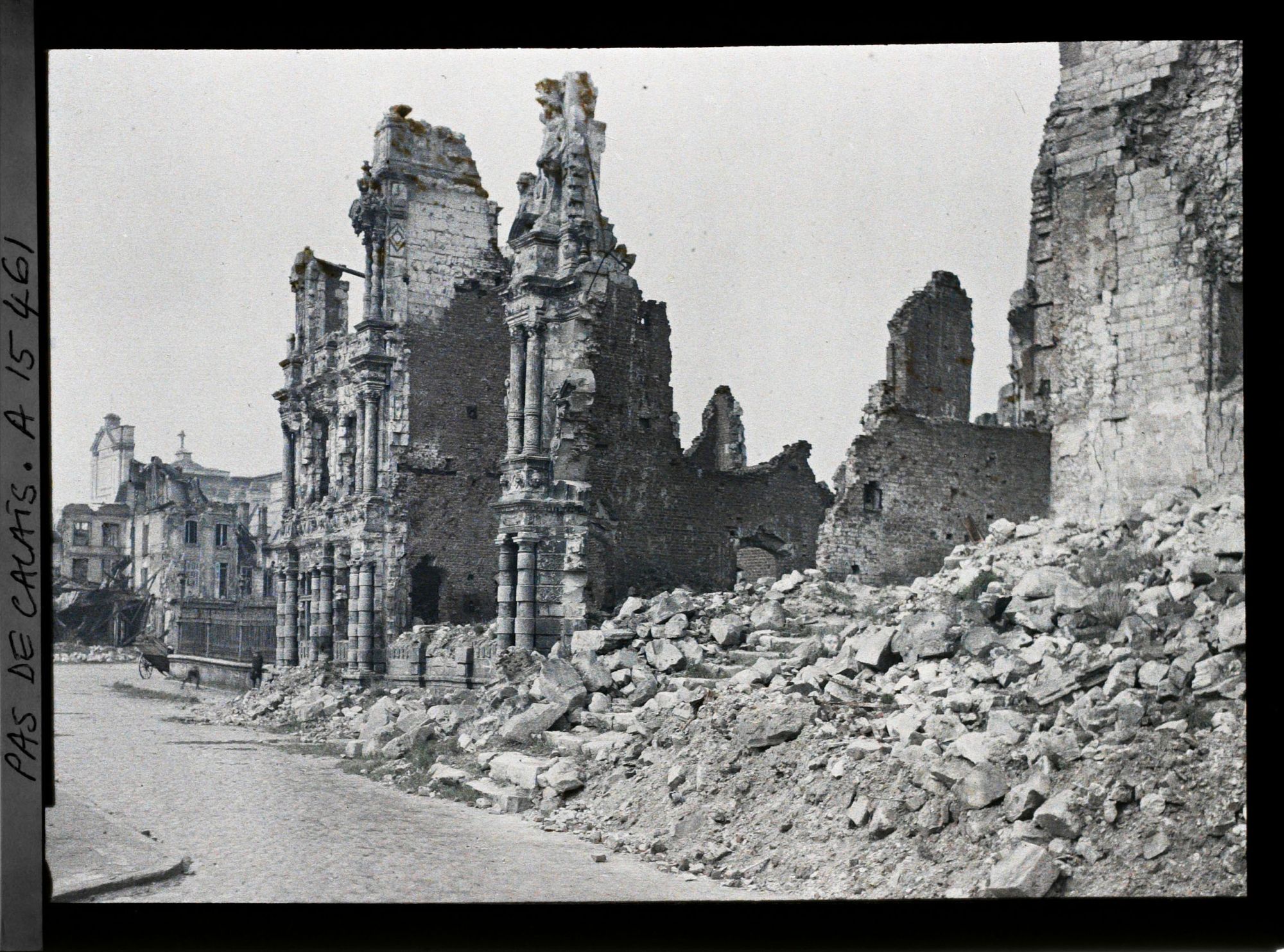 Image représentant France, Arras, L'Hotel de ville vu de la rue St Géry