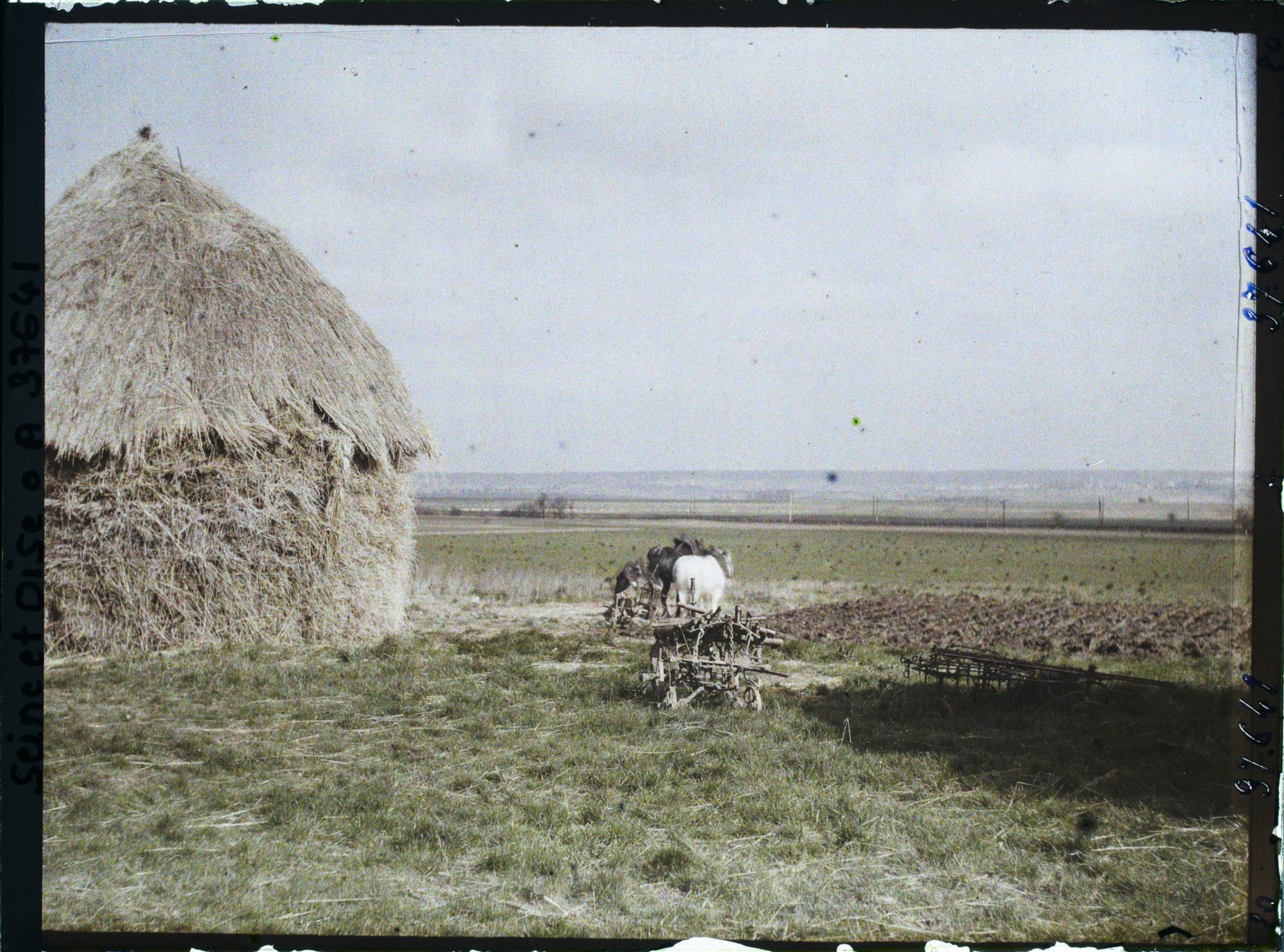 Image représentant France, Les Clayes, Le labour ; vue prise vers le Nord