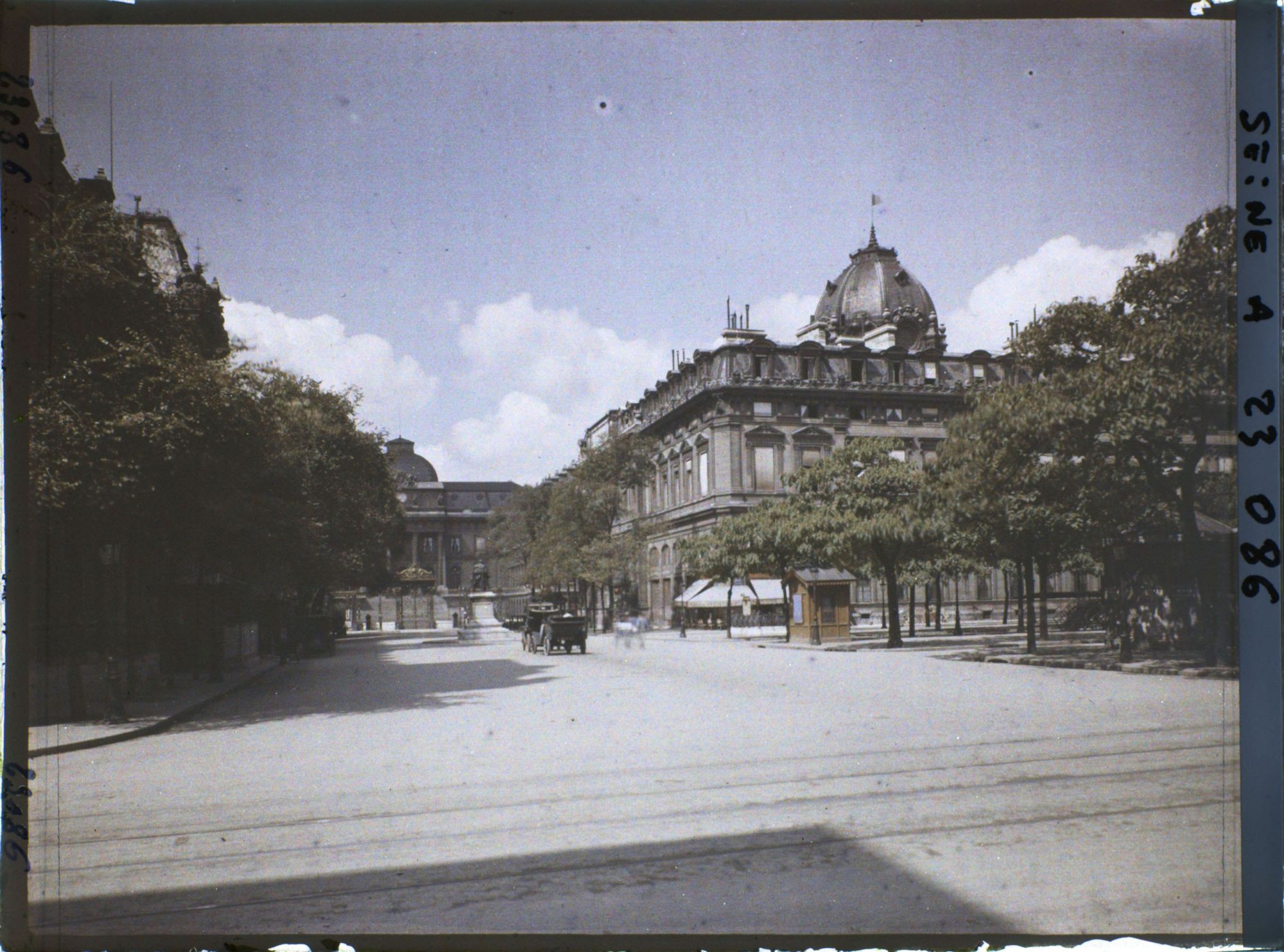 Image représentant Le palais de Justice vu de la rue de Lutèce