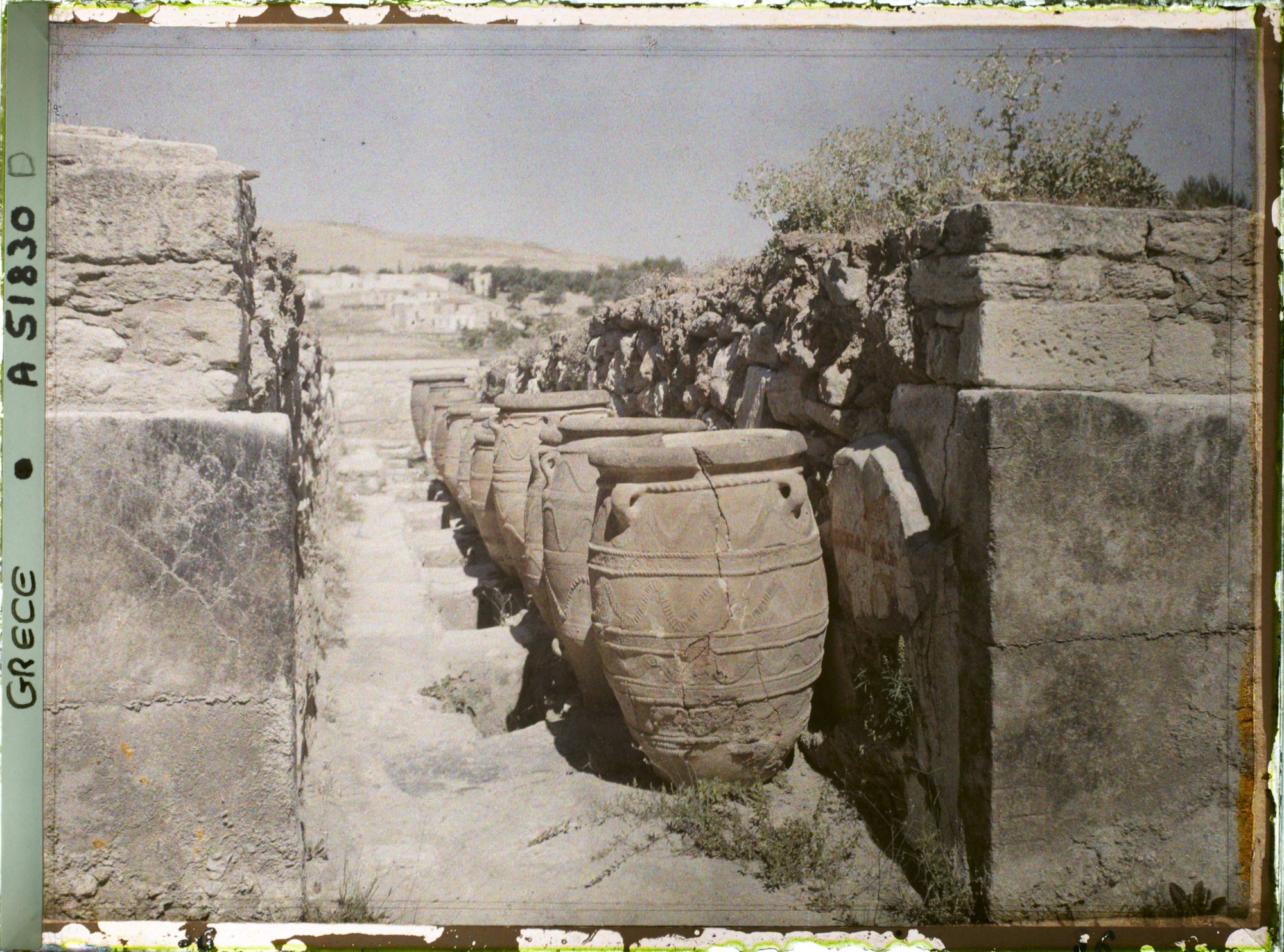 Image représentant L'un des magasins du Palais et son alignement de Ptithos (jarres), dont les décors en relief imitent les cordages
