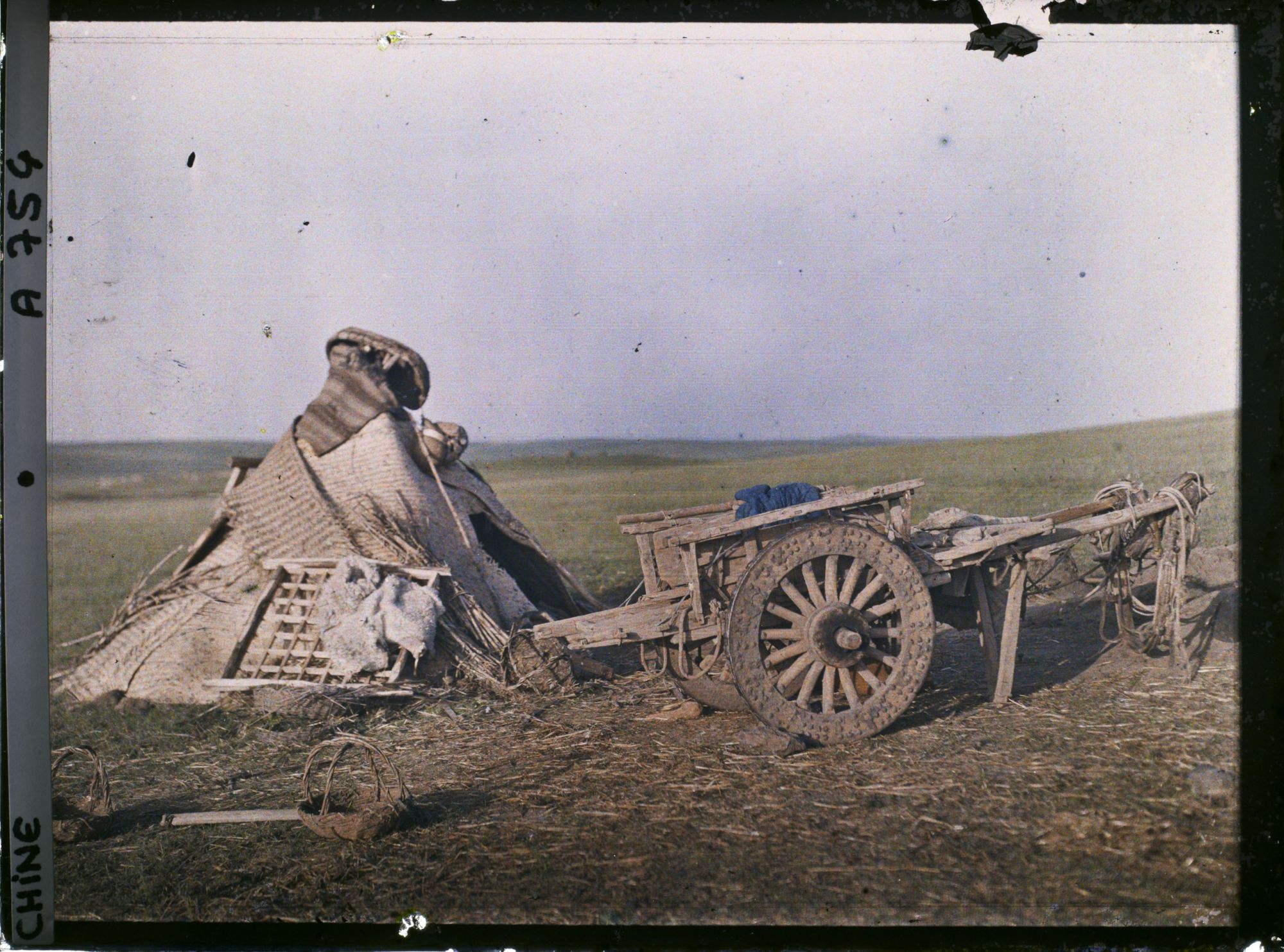 Image représentant Une charrette et un abri temporaire