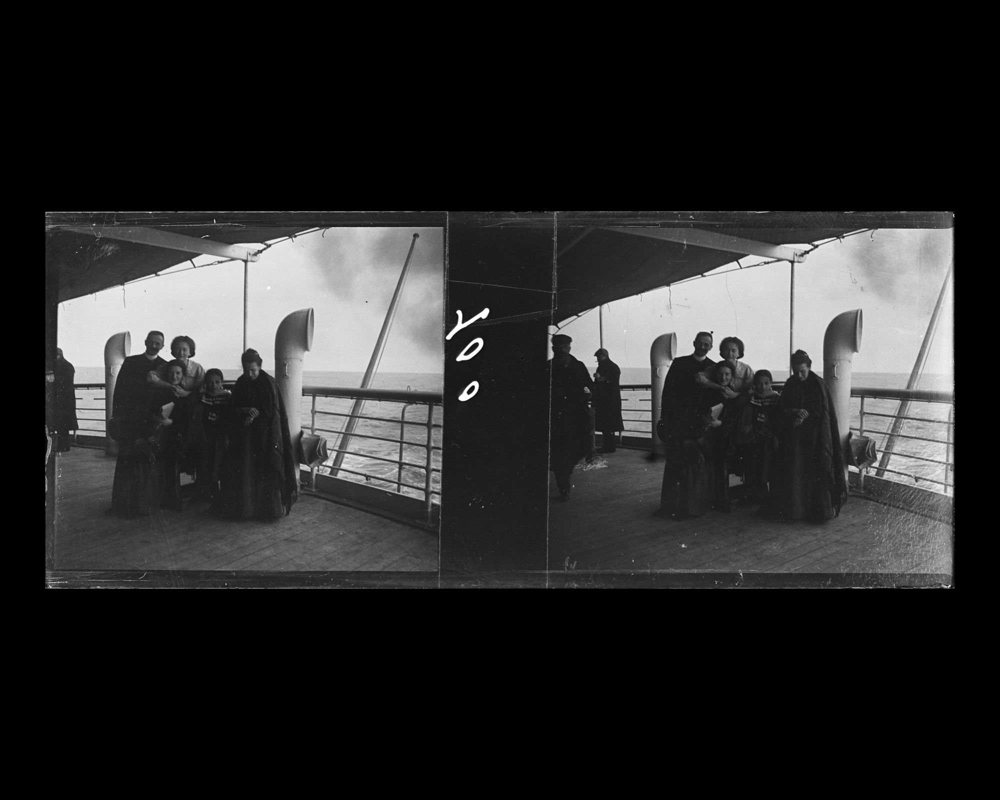 Image représentant Passagers des 2emes classes sur la plateforme située à la poupe du navire