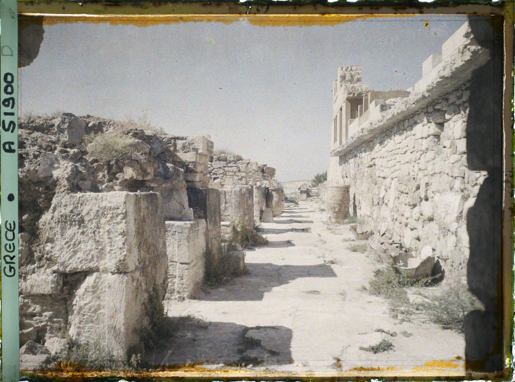 Image représentant Dans la partie occidentale du Palais, le corridor des magasins (réserves de denrées), vu vers le nord