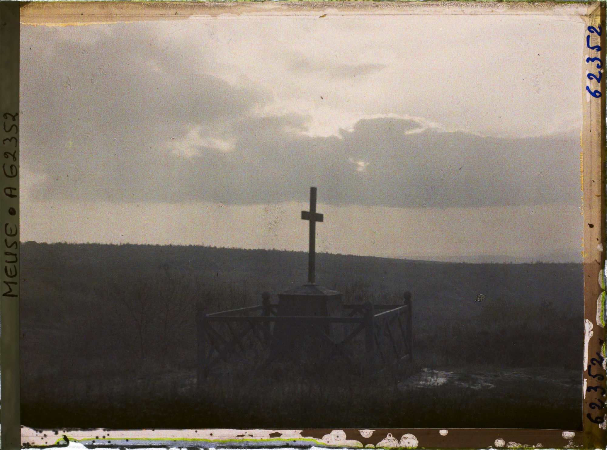 Image représentant Meuse, Thiaumont, Croix érigée par les Survivant du 137e d'Infie