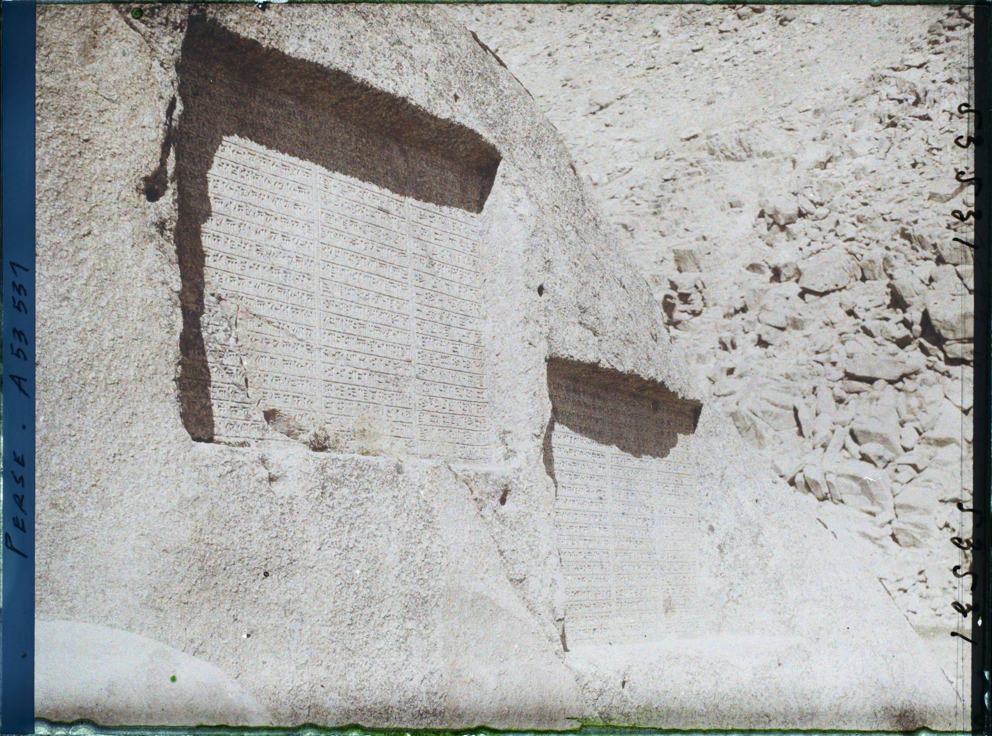 Image représentant Les inscriptions antiques Ganj-Nameh (le livre du trésor), sur les flancs du Kuh-e Alvand