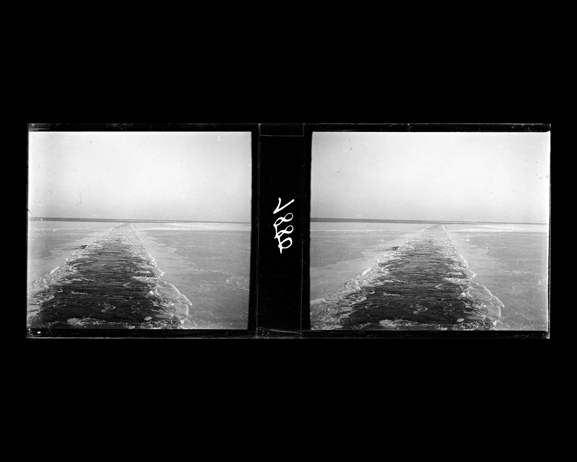 Image représentant le chenal dans la banquise ouvert par le vapeur allemand Staatssekretär Kraëtke