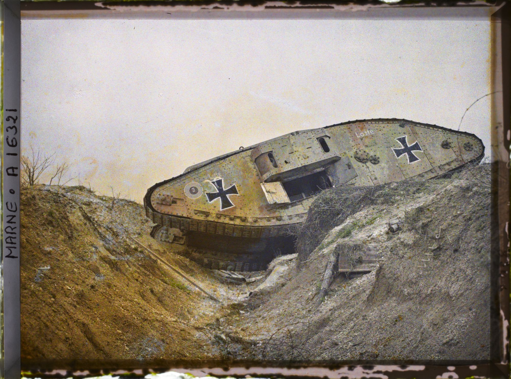 Image représentant France , Tank Allemand dans les lignes Allemandes