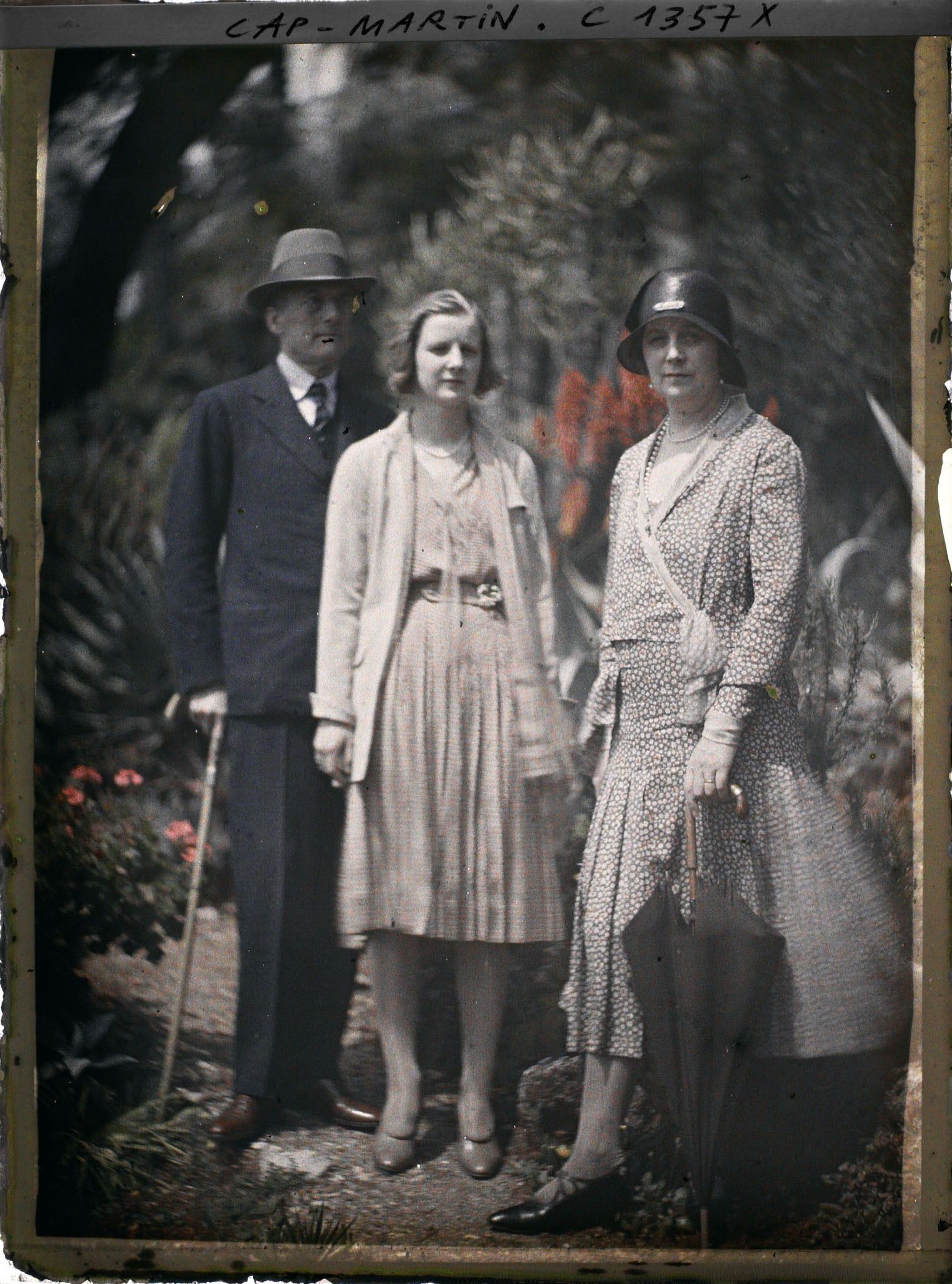 Image représentant Austen Chamberlain, son épouse et leur fille Diane dans le jardin d'Albert Kahn