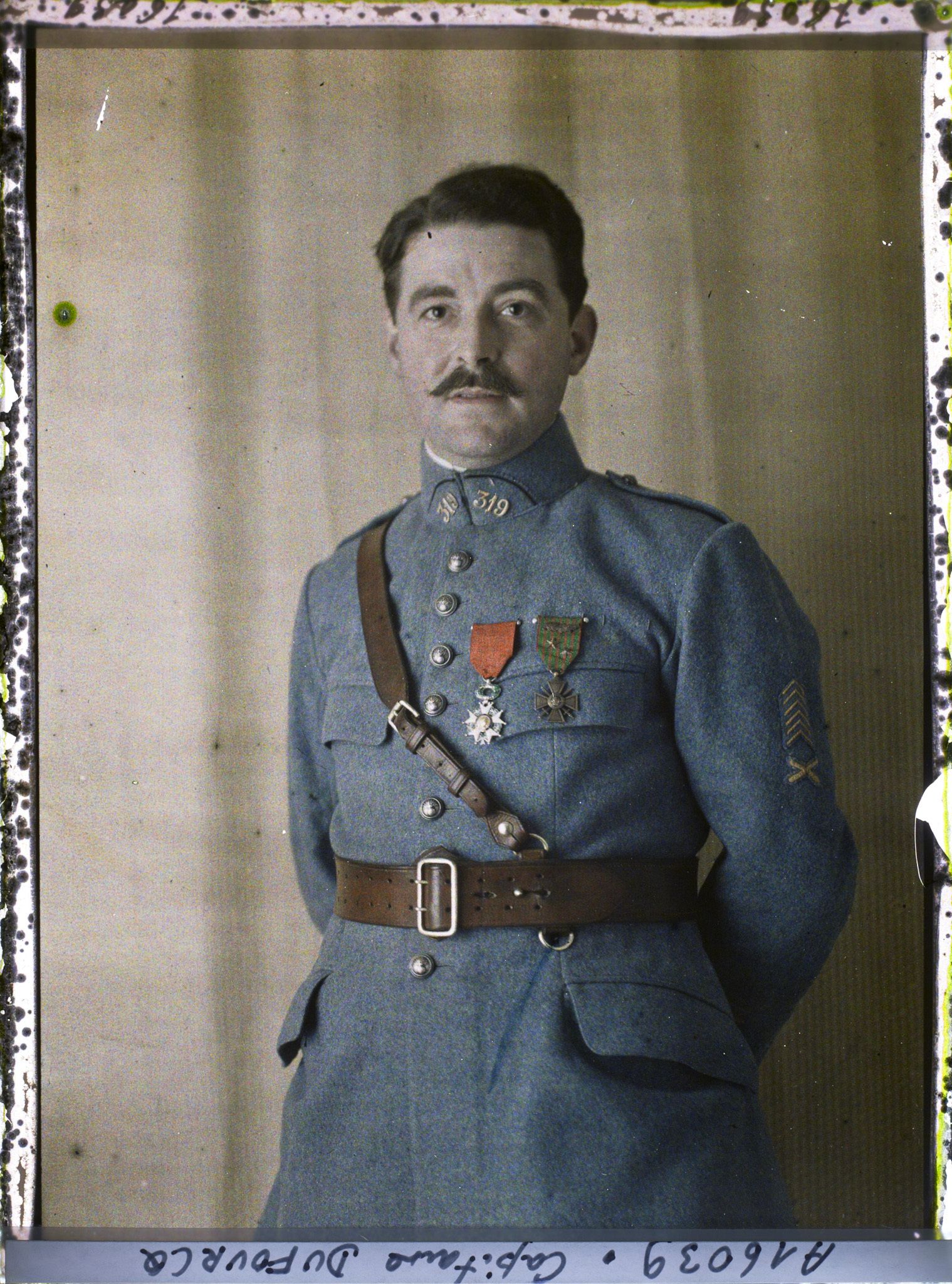 Image représentant Le Capitaine  https://musee-albert-kahn.s-museum.fr/home/NWQ2OTAwYzNmYjZlZTk1ZWQwODJmMjY4L2dlbmVyaWMtbm90aWNlLXRhYi9hdXRob3JpdHkvNjE3YTc5ZjVjZjhiODk2OGIzMzM3ZDIx/5d6900c3fb6ee95ed082f268/generic-notice-tab/authority/617a79ebcf8b8968b3336bef Dufourcq