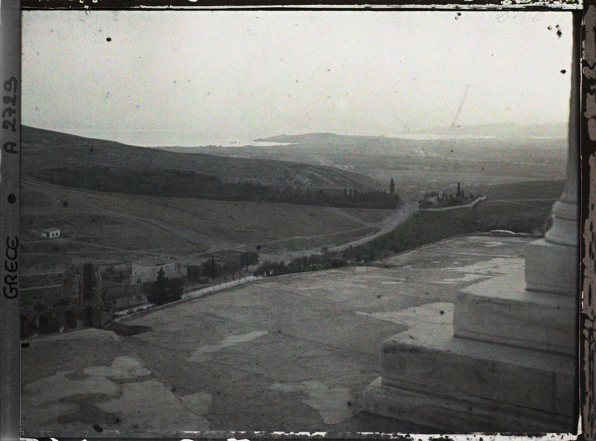 Image représentant Sur l'Acropole, la vue sur les environs et la mer depuis le Temple d'Athéna Nike