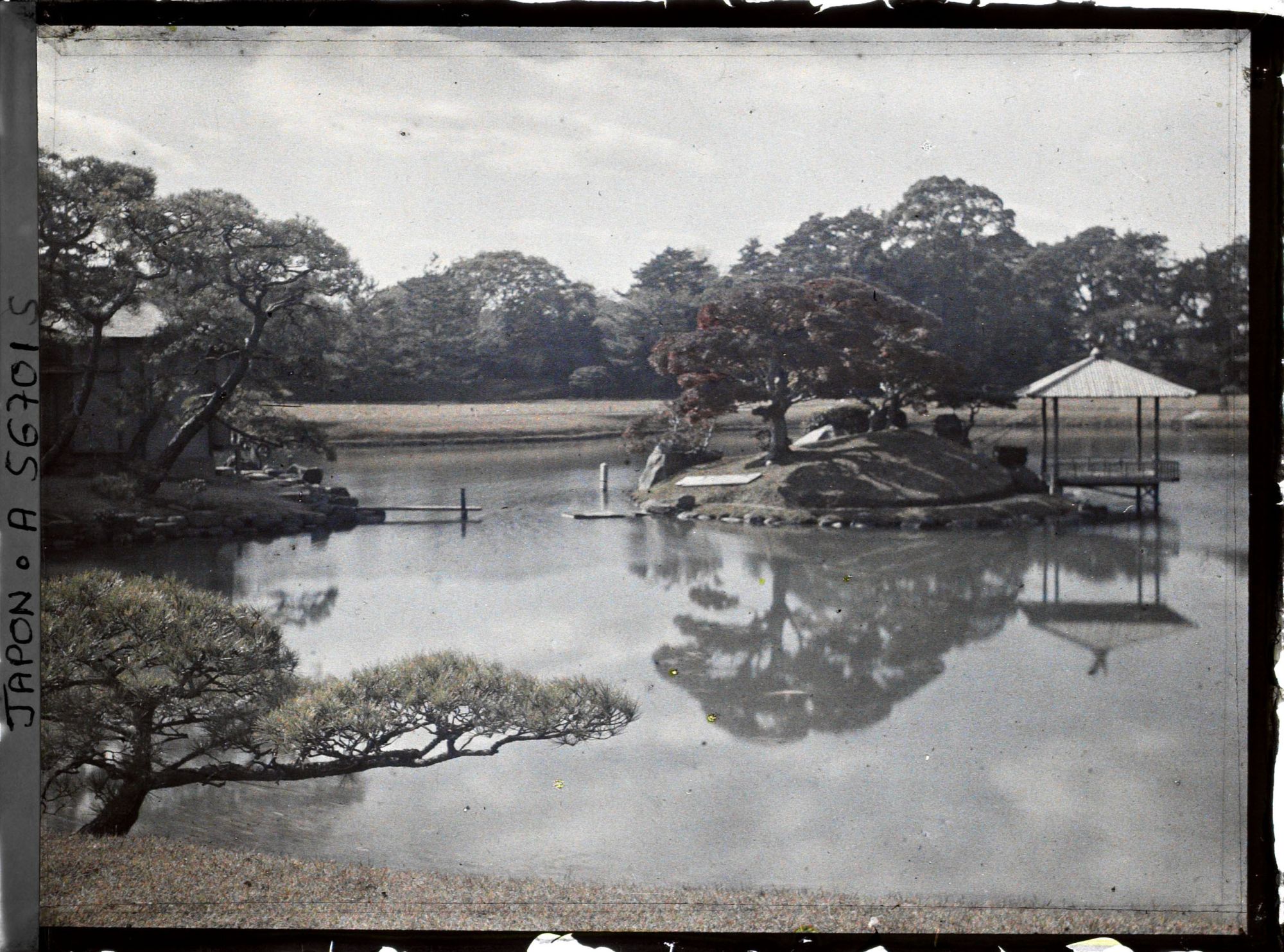Image représentant Jardin Kôrakuen : l'étang Sawa-no-ike et l'île appelée Mino-shima  .