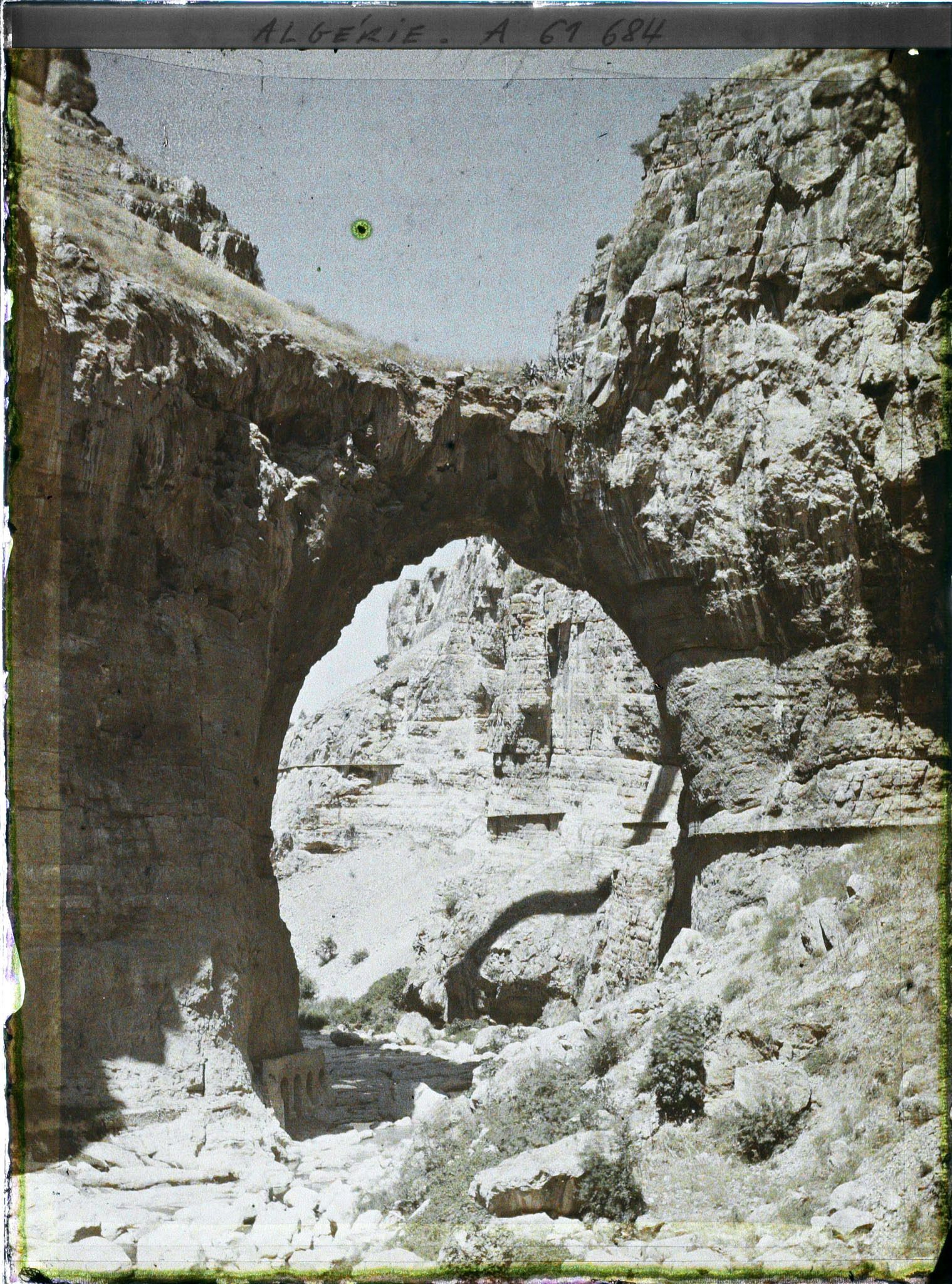 Image représentant Algérie, Constantine, Au fond des gorges, Le Pont naturel