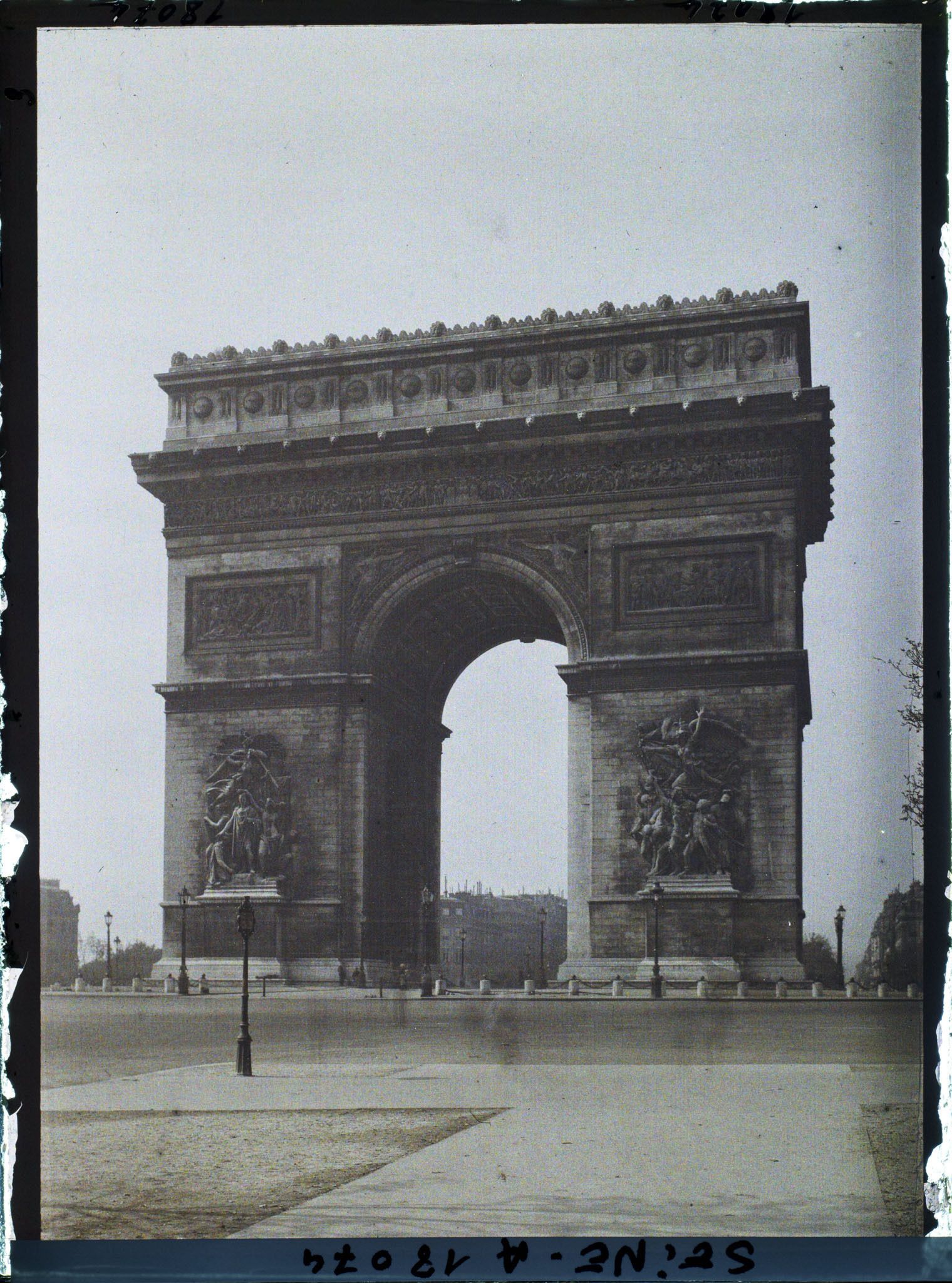 Image représentant L'arc de Triomphe place de l'Etoile vu des Champs-Elysées