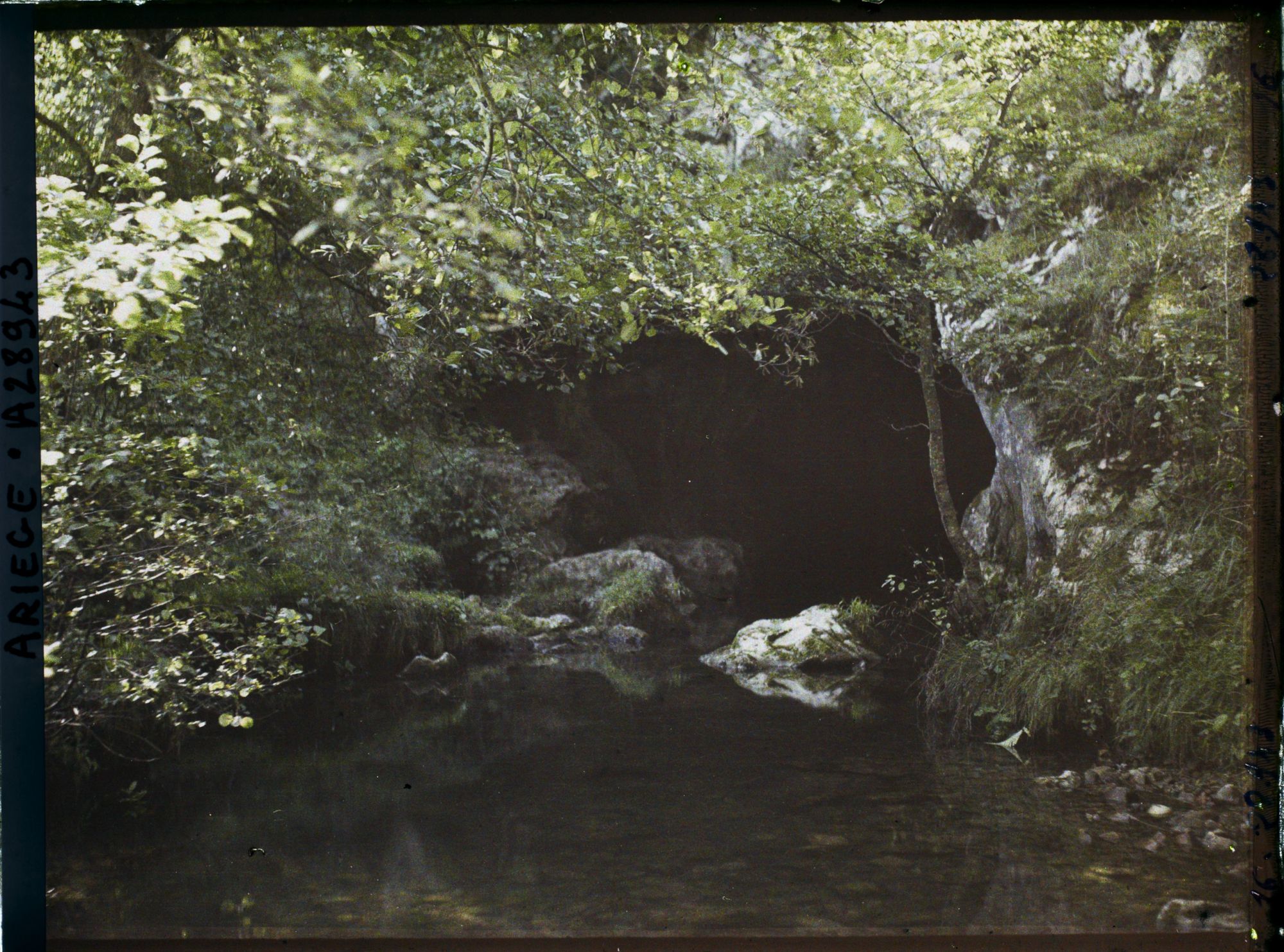 Image représentant L'entrée de la grotte du Tuc d'Audoubert vue de très près