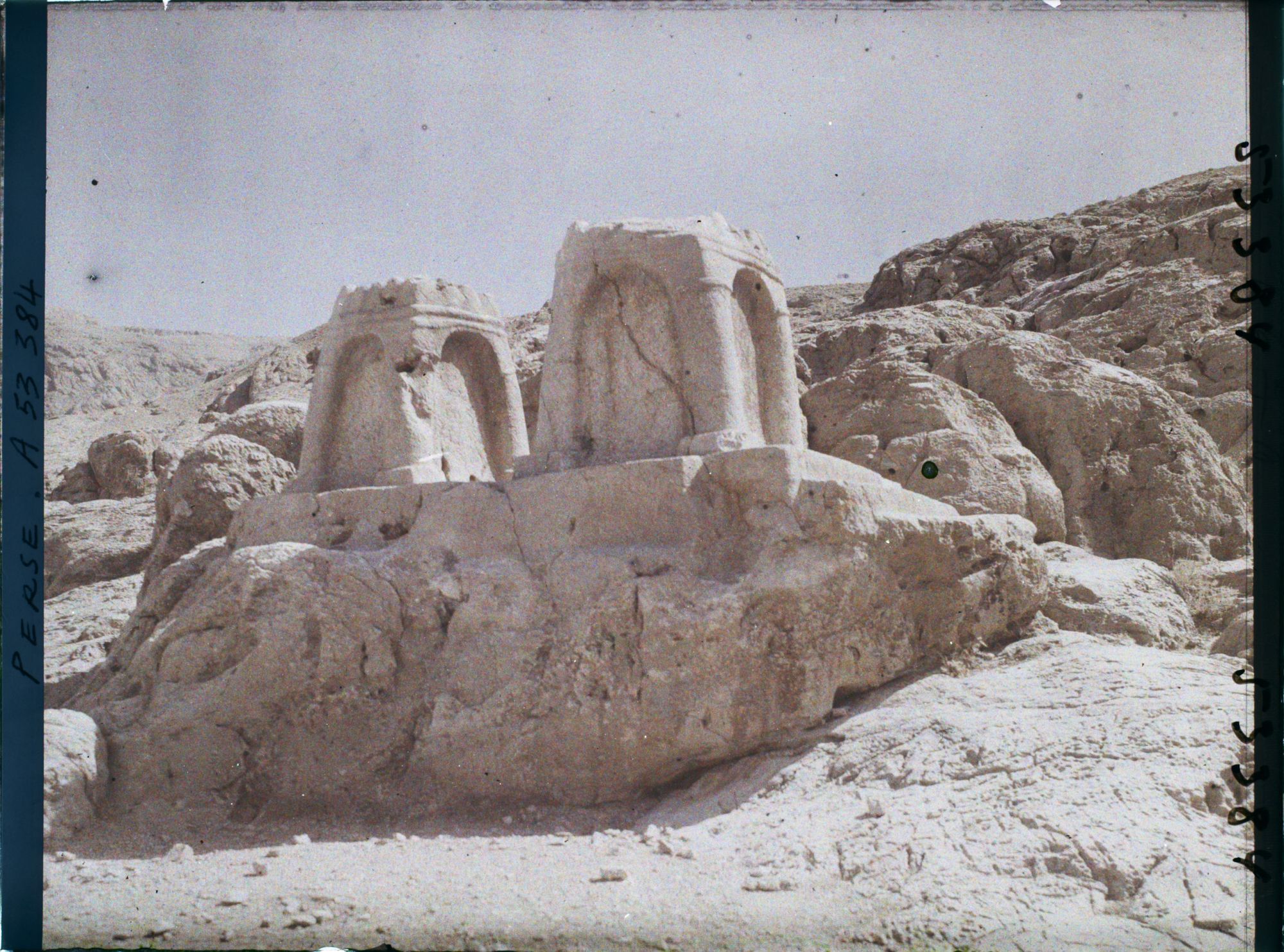 Image représentant Aménagements funéraires (autels du feu ? ostothèques ?) pour le culte d'Ahura Mazda, dominant le Kuh-e Hussein