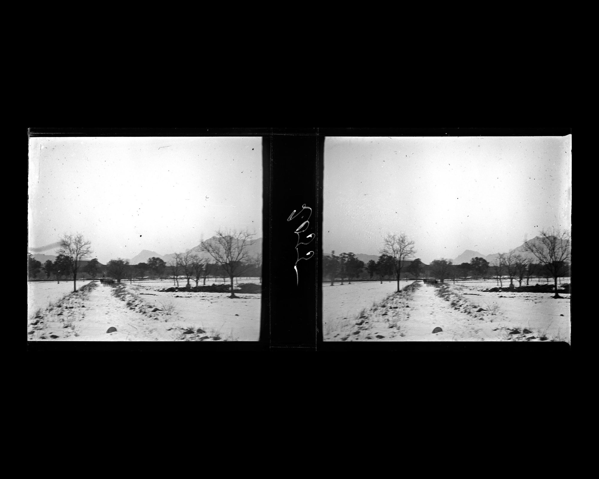 Image représentant Ming Shisanling ("Treize Tombeaux des Ming"). Shendao ("voie de l'Ame") recouverte de neige