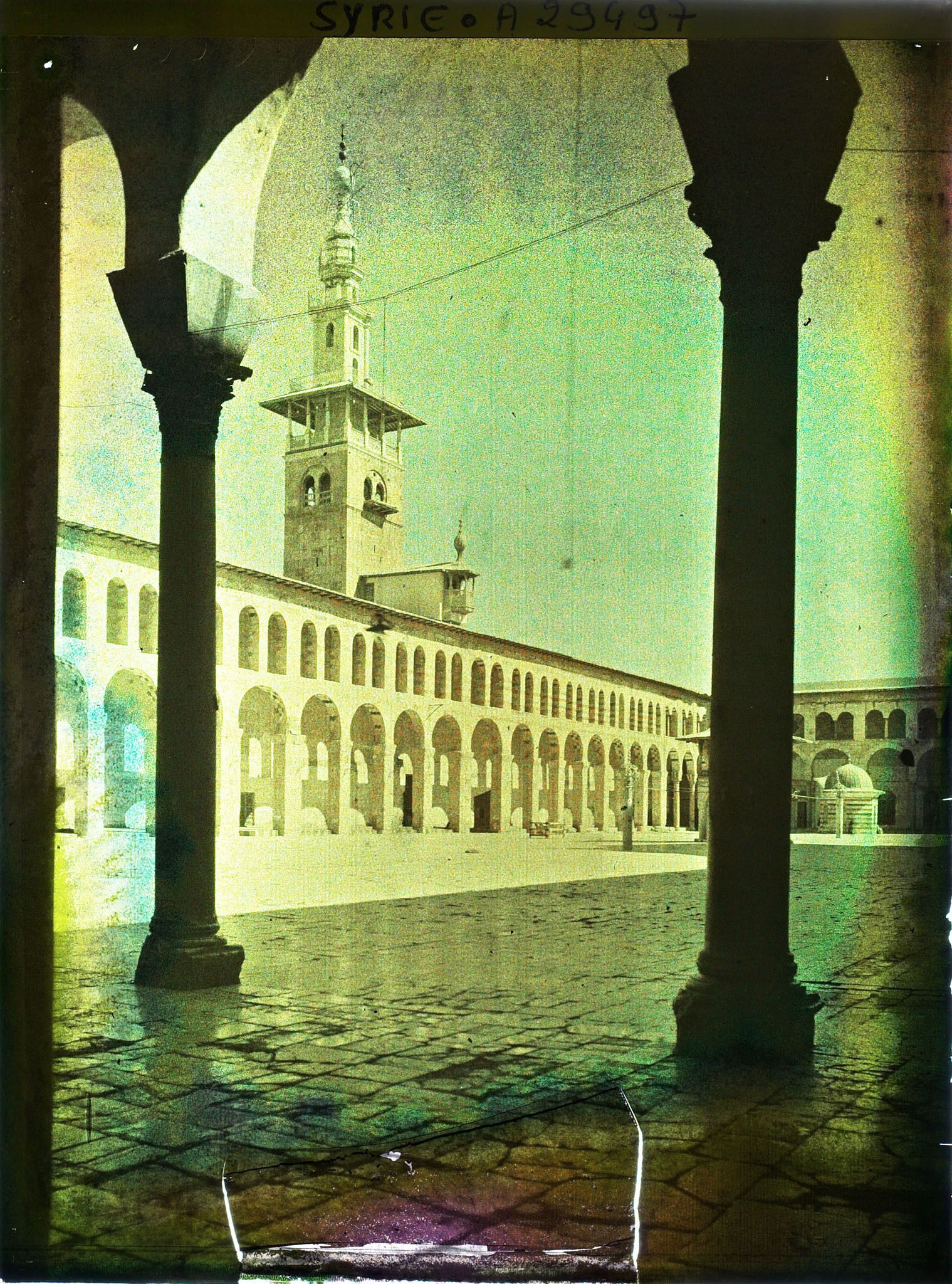 Image représentant Vue depuis les portiques de la façade ouest de la mosquée des Omeyades