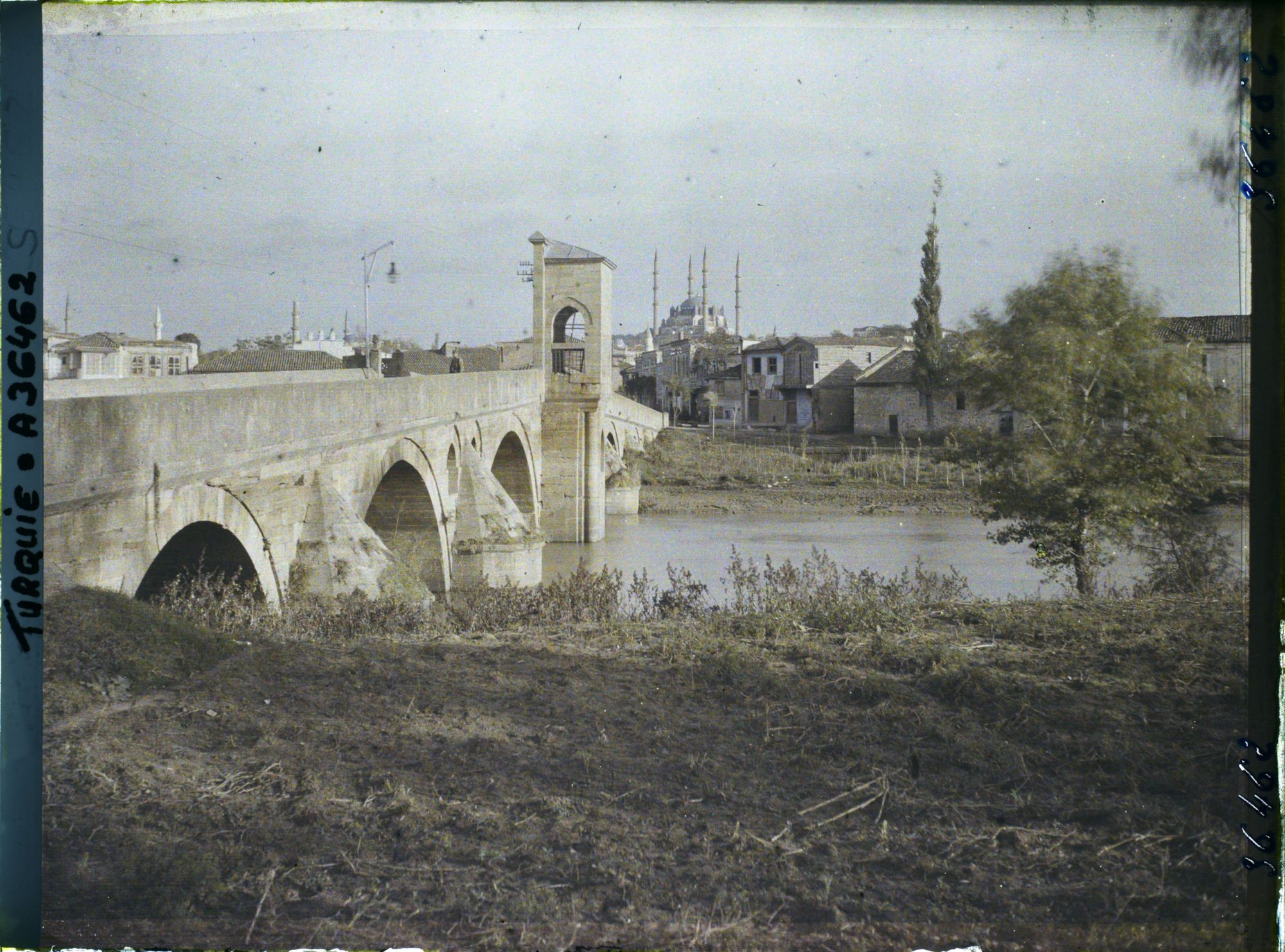 Image représentant Le vieux pont de la Tunca (affluent du Meriç). Au loin, Selimiye Camii (la Grande Mosquée)