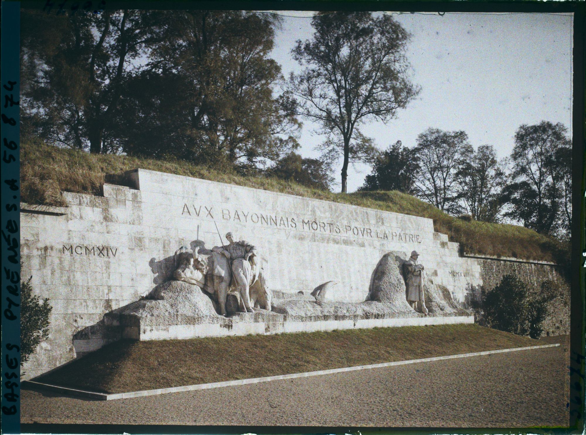 Image représentant France, Bayonne, Bayonne - Le monument aux Morts
