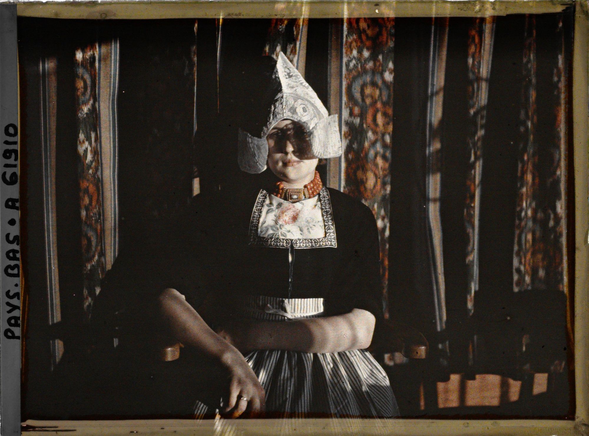 Image représentant Jeune fille en costume traditionnel