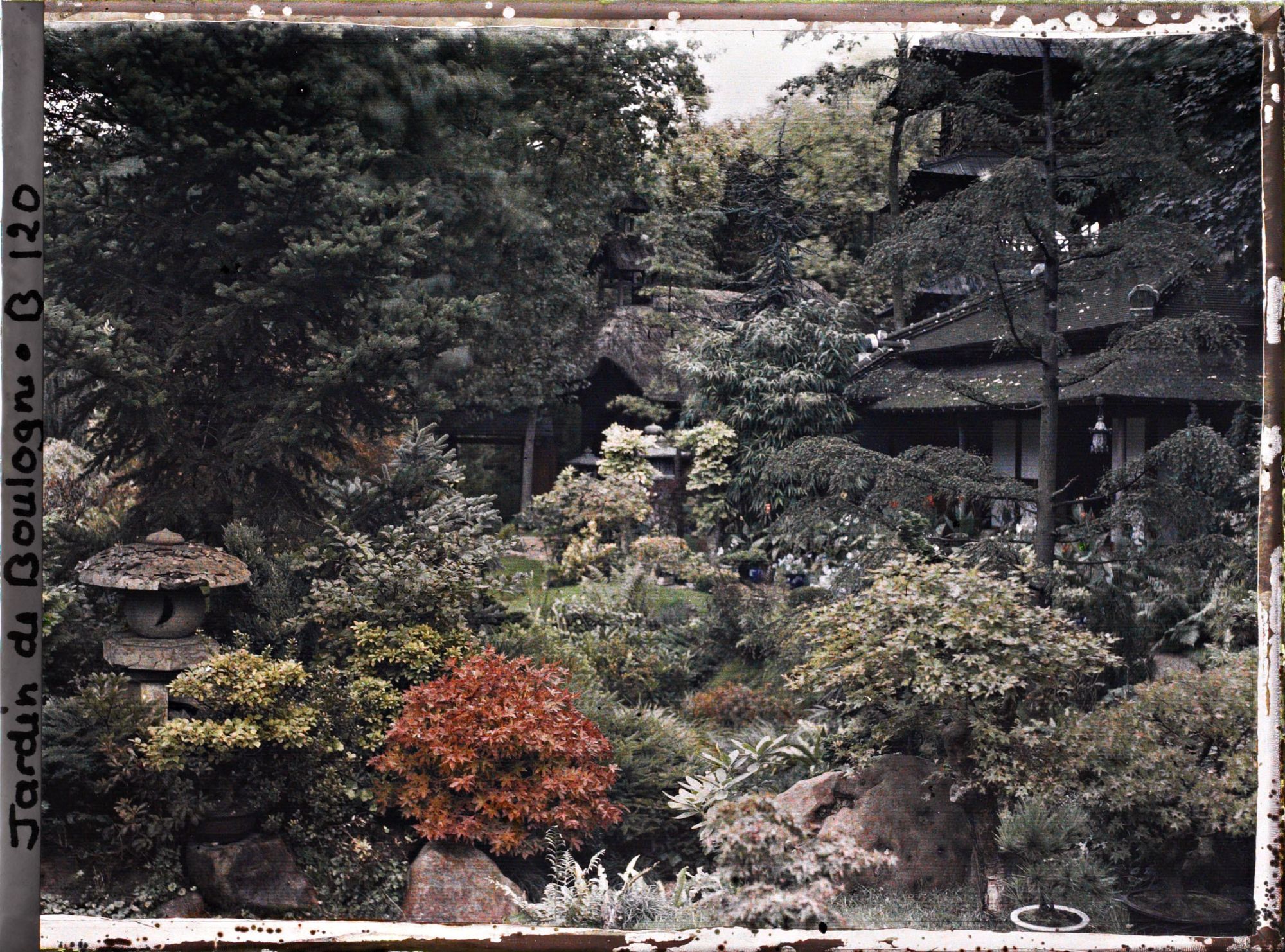 Image représentant Cœur du " village japonais " et la maison est, vus depuis les abords de la maison ouest