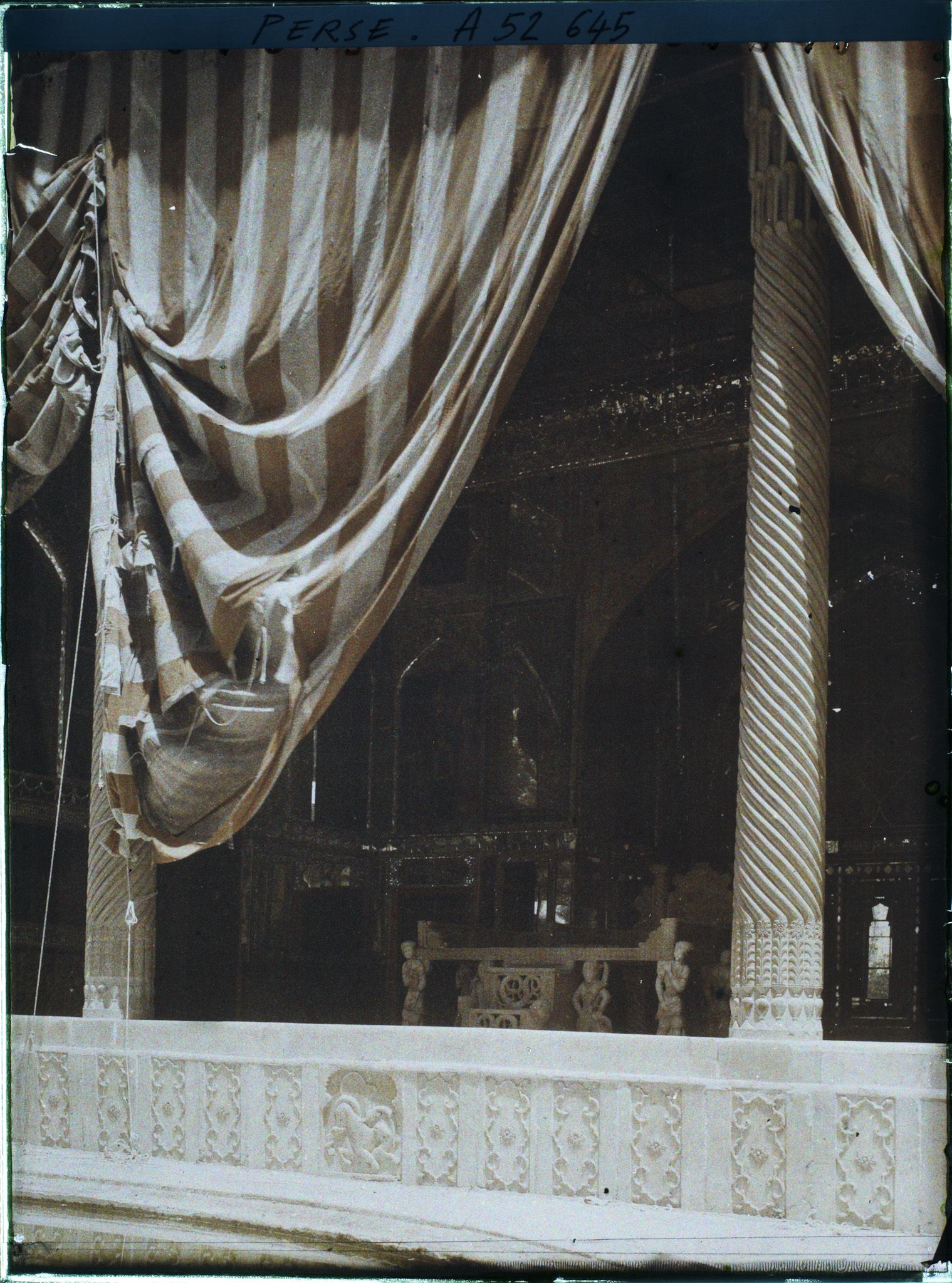 Image représentant Dans l'Arg (la citadelle royale), la salle du Takht-e-Marmar (Trône de marbre) dans la cour des jets d'eau