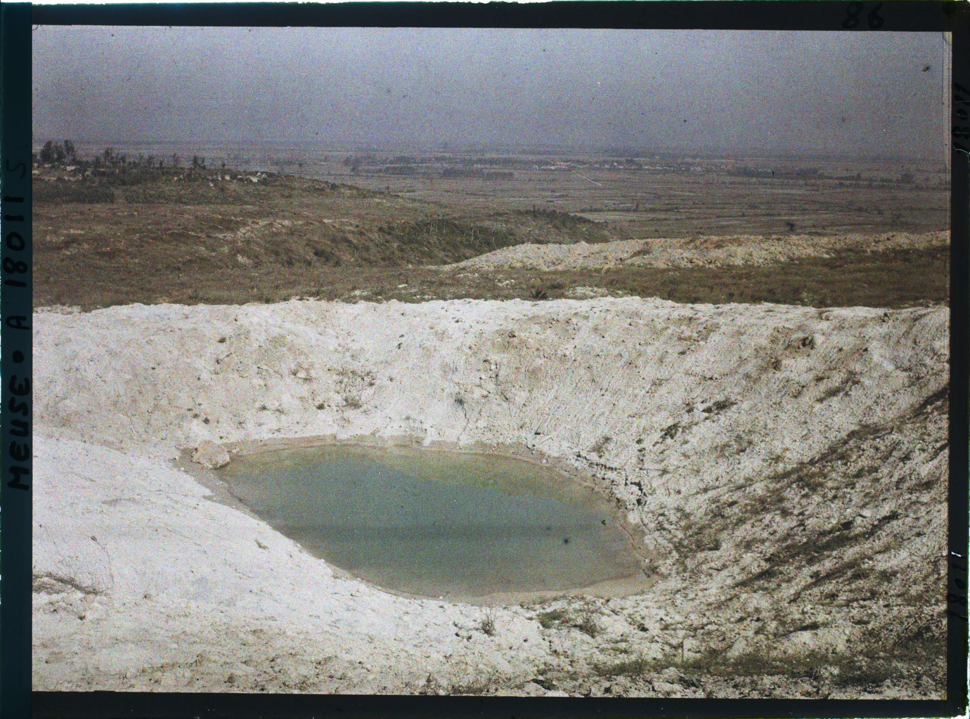 Image représentant France, Les Eparges, Panorama dans la Direction de Fresnes, au 1er plan, un entonnoir de mine