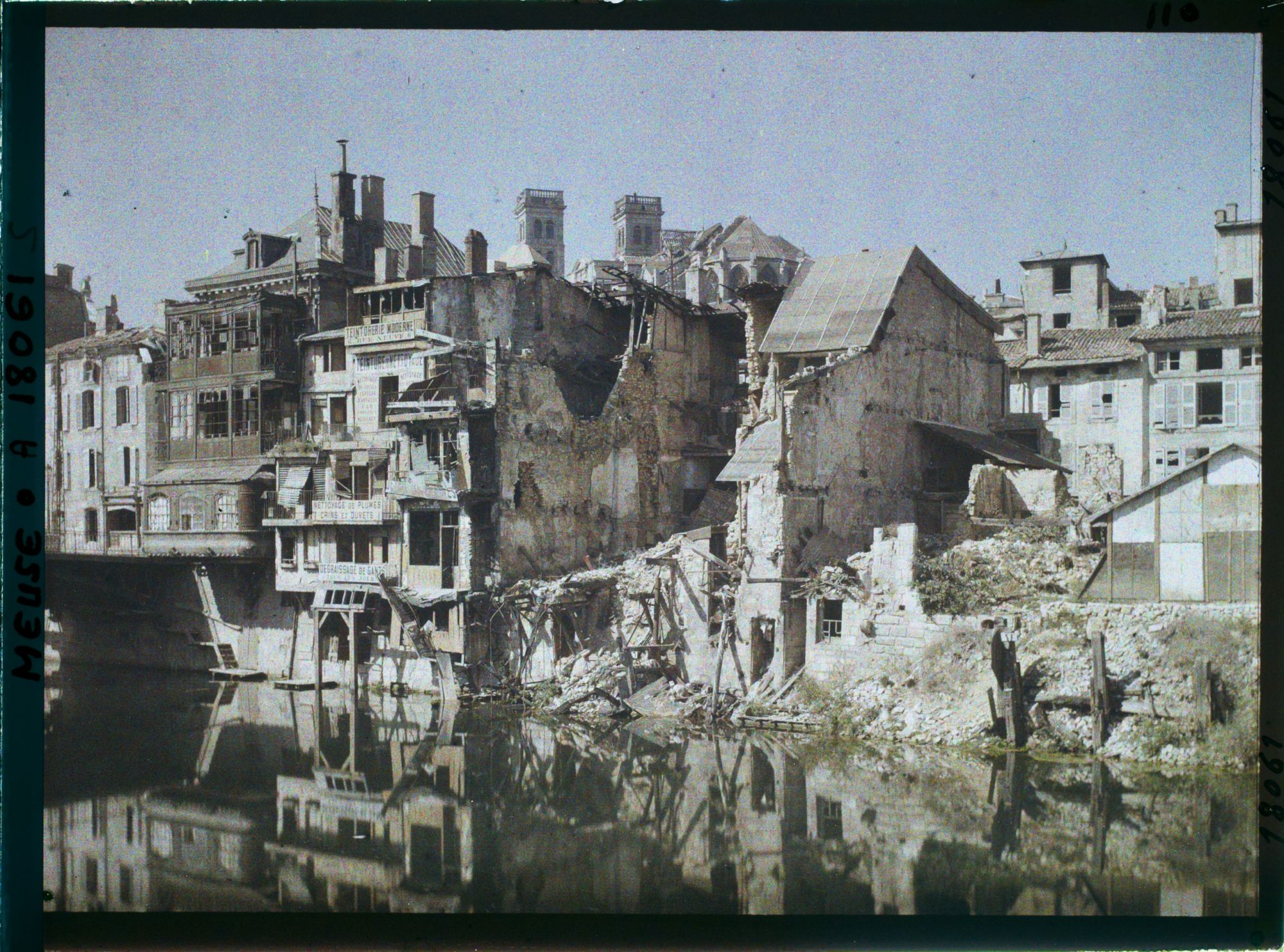Image représentant France, Verdun, Sur les bords de la Meuse, maisons détruites