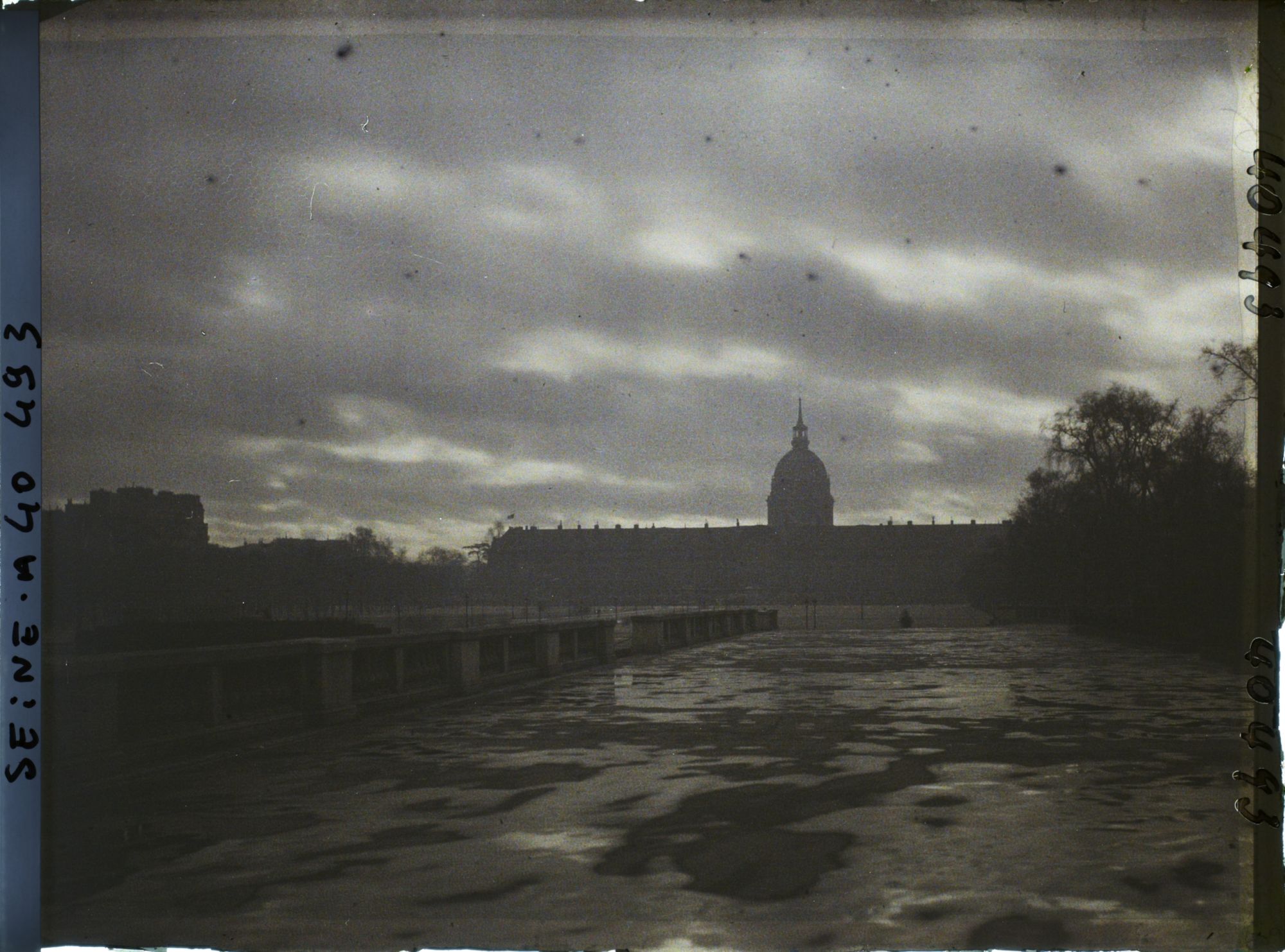 Image représentant Effet de lumière sur les Invalides après la crue de la Seine