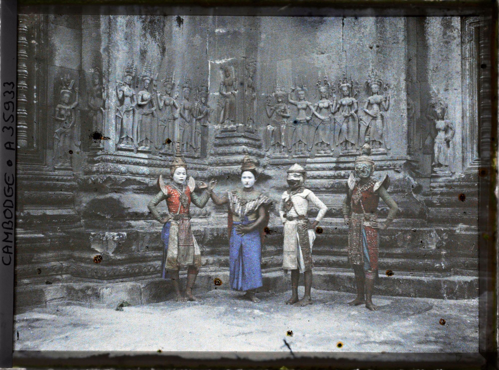 Image représentant Quatre danseuses posant devant un groupe d'apsaras