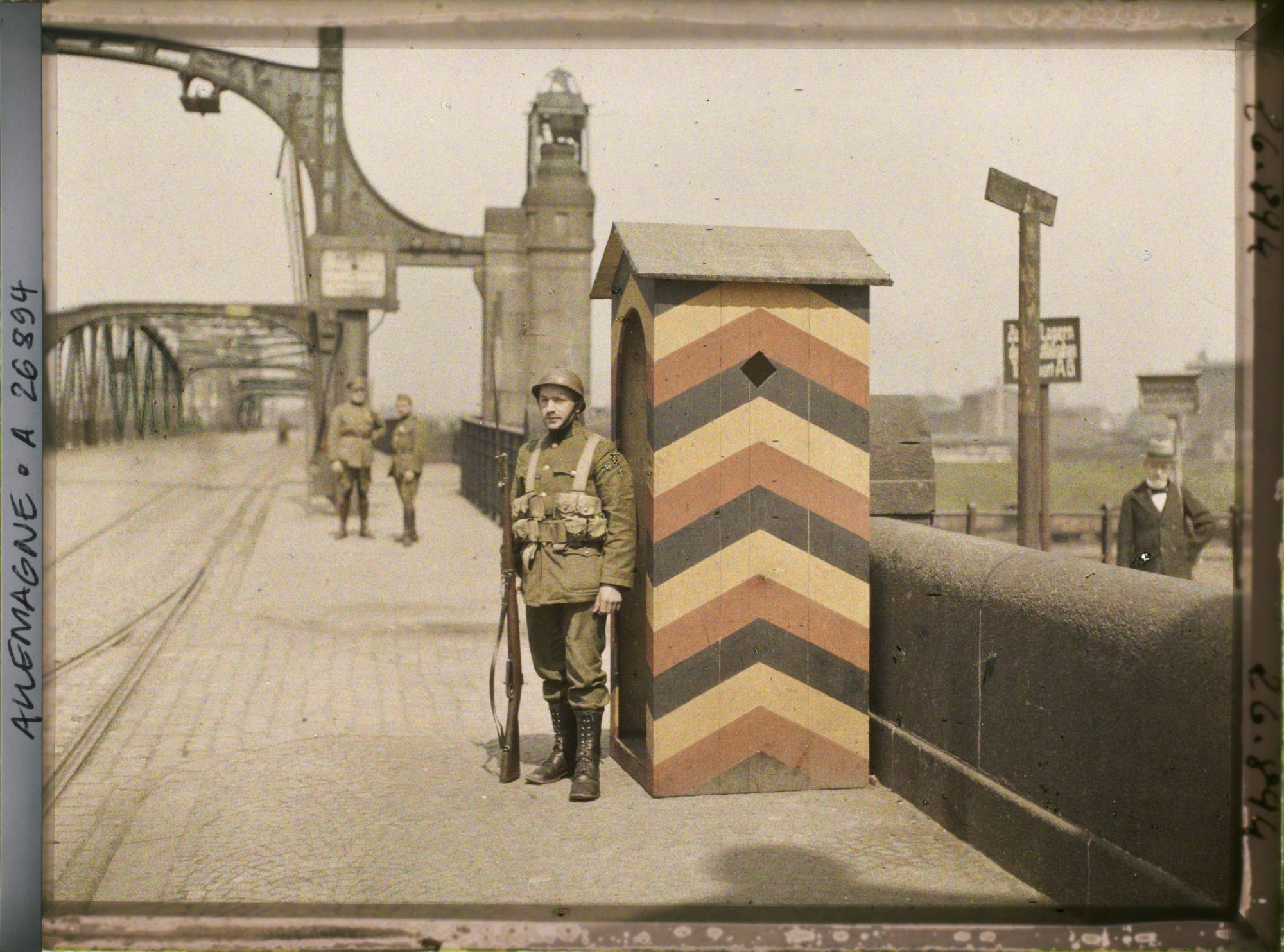 Image représentant Allemagne, Duisburg, Occupation Française Sentinelle Belge au milieu du Pont