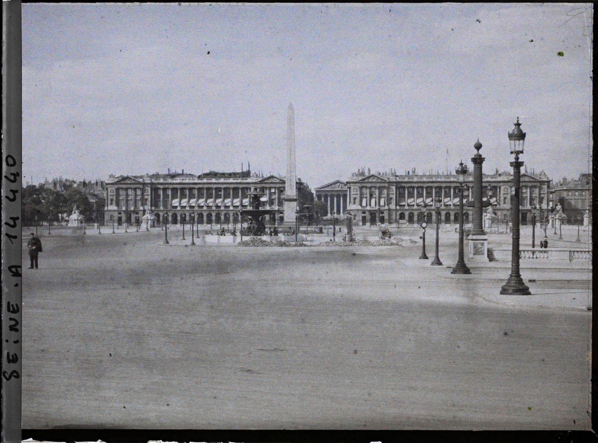 Image représentant La place de la Concorde, l'obélisque, l'hôtel de Crillon et l'hôtel de la Marine
