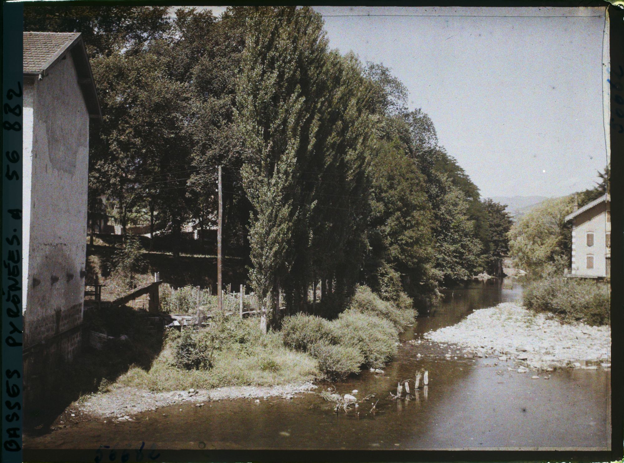 Image représentant France, St Jean-Pied de Port, Les vieux quartiers au bord de la Nive - Vue vers l'amont