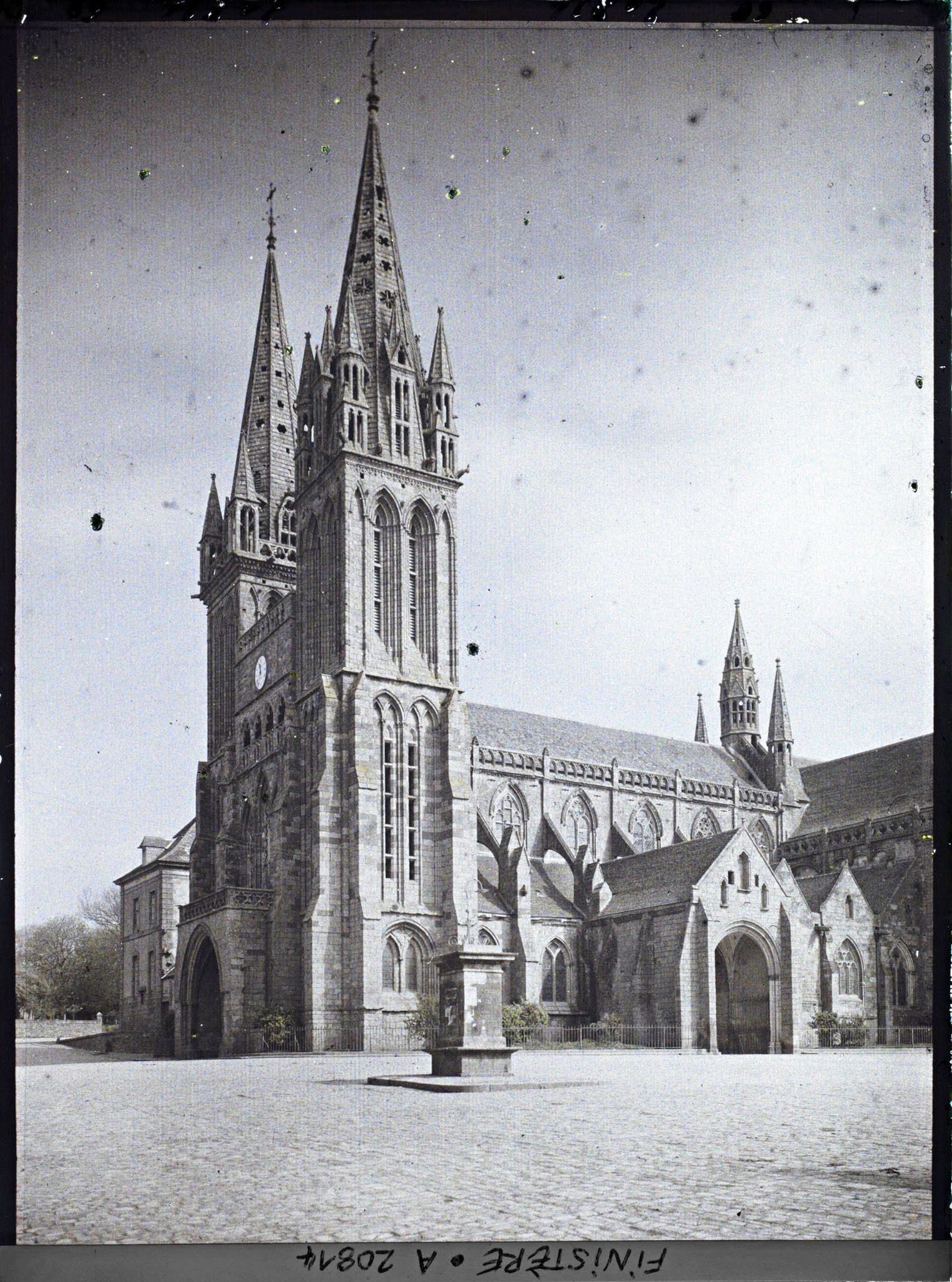 Image représentant L'extérieur de l'église, ancienne cathédrale, Saint-Paul-Aurélien dont la façade, la nef et les collatéraux sont des XIIIe et XIVe siècles