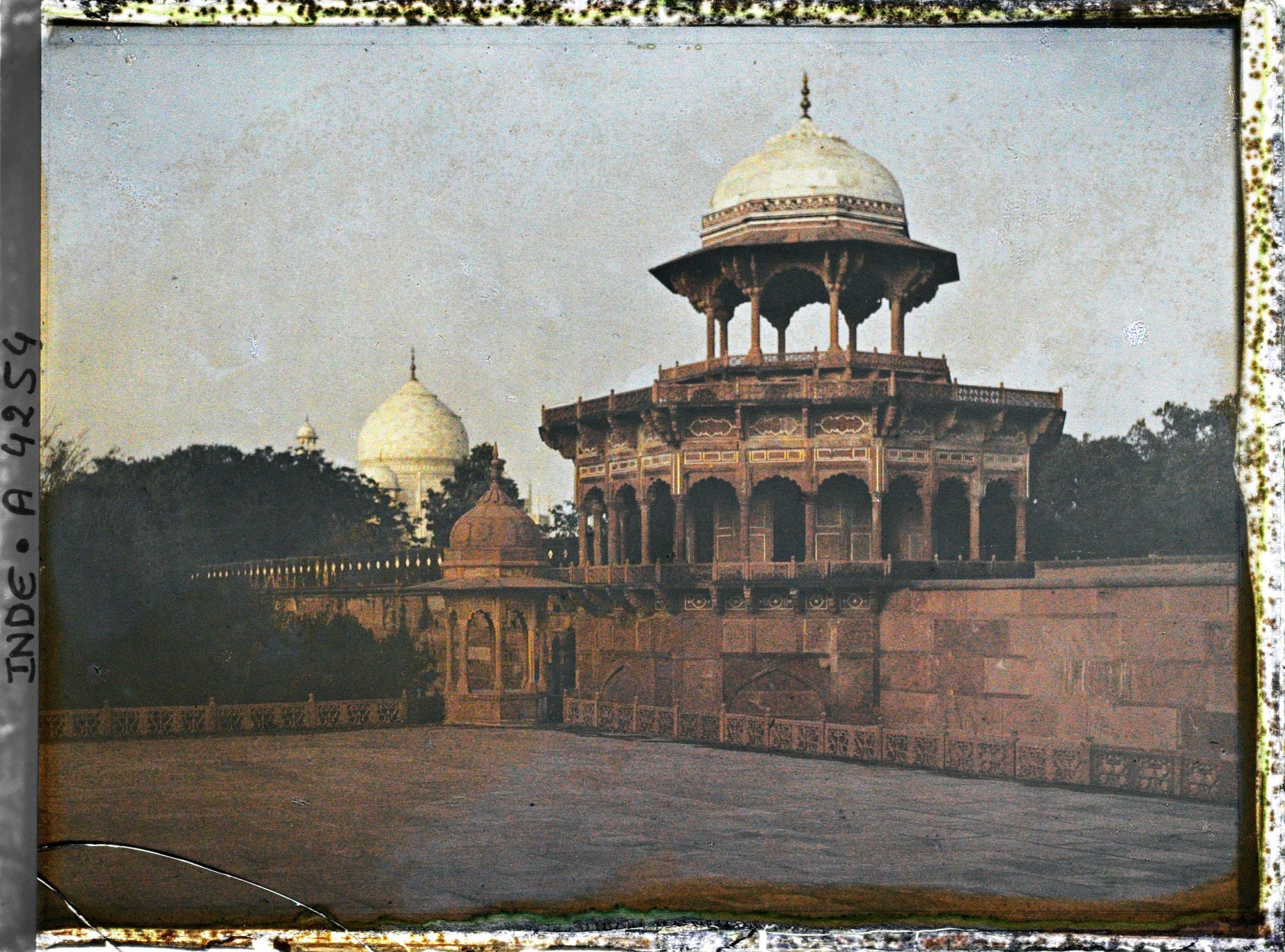 Image représentant Coucher de soleil sur un pavillon d'enceinte et sur le dôme du Taj Mahal
