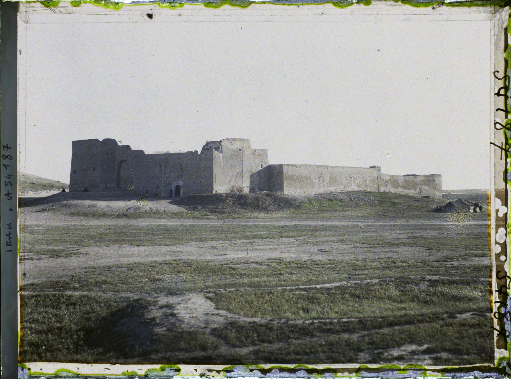 Image représentant Le monastère de Mar Behnam (l'un des sites de l'église orientale catholique). Eglise de la fin du Ve siècle, restaurée au XIIe siècle