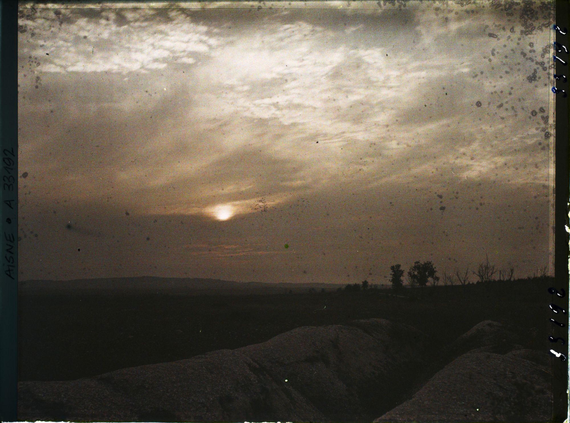 Image représentant France, Mont Cornillet, Coucher de soleil vers le fort de Béru pris devant le mont Cornillet