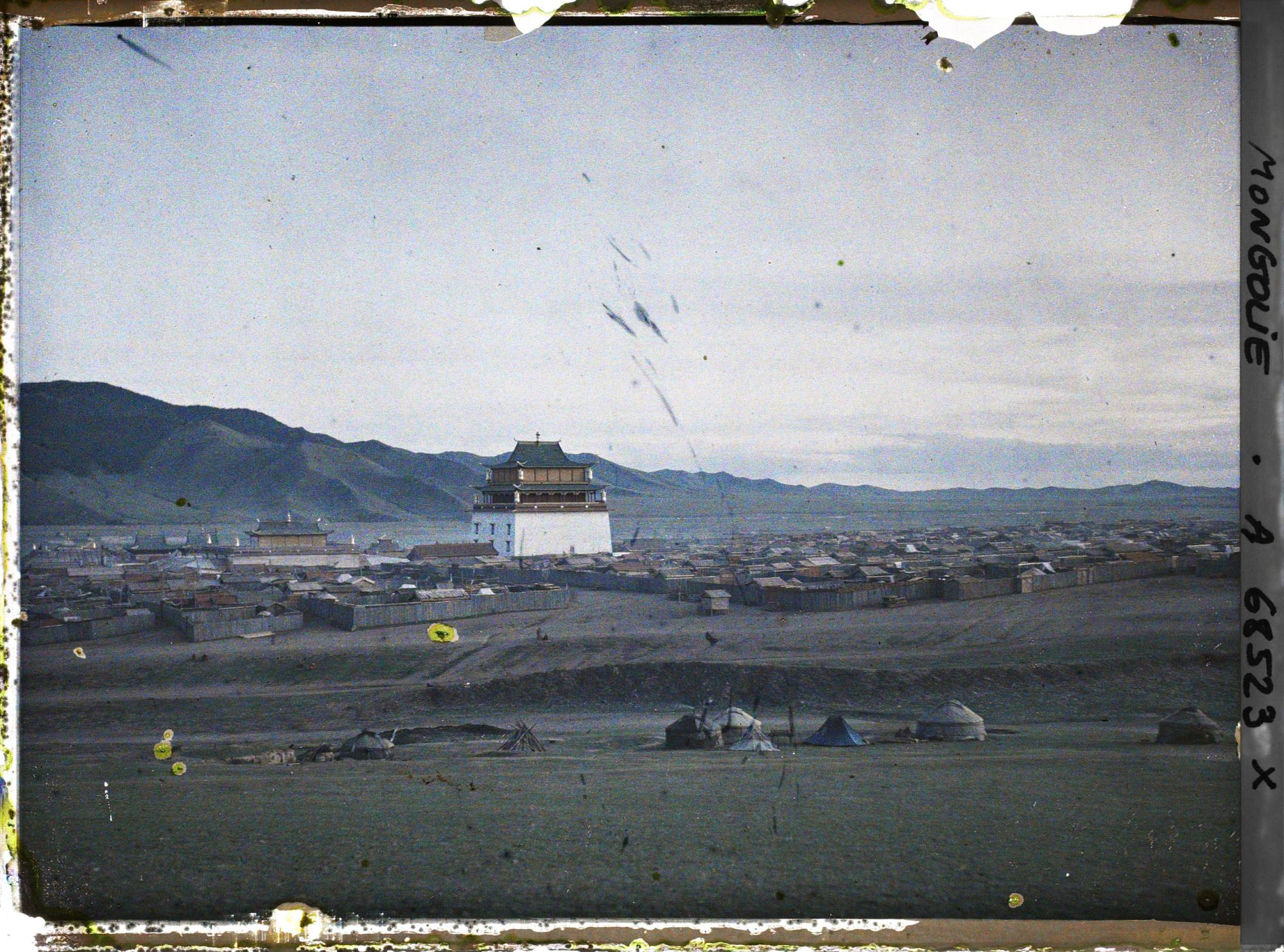 Image représentant Vue panoramique de Baruun Khüree ou Gandantegchinlin, la " ville des lamas "