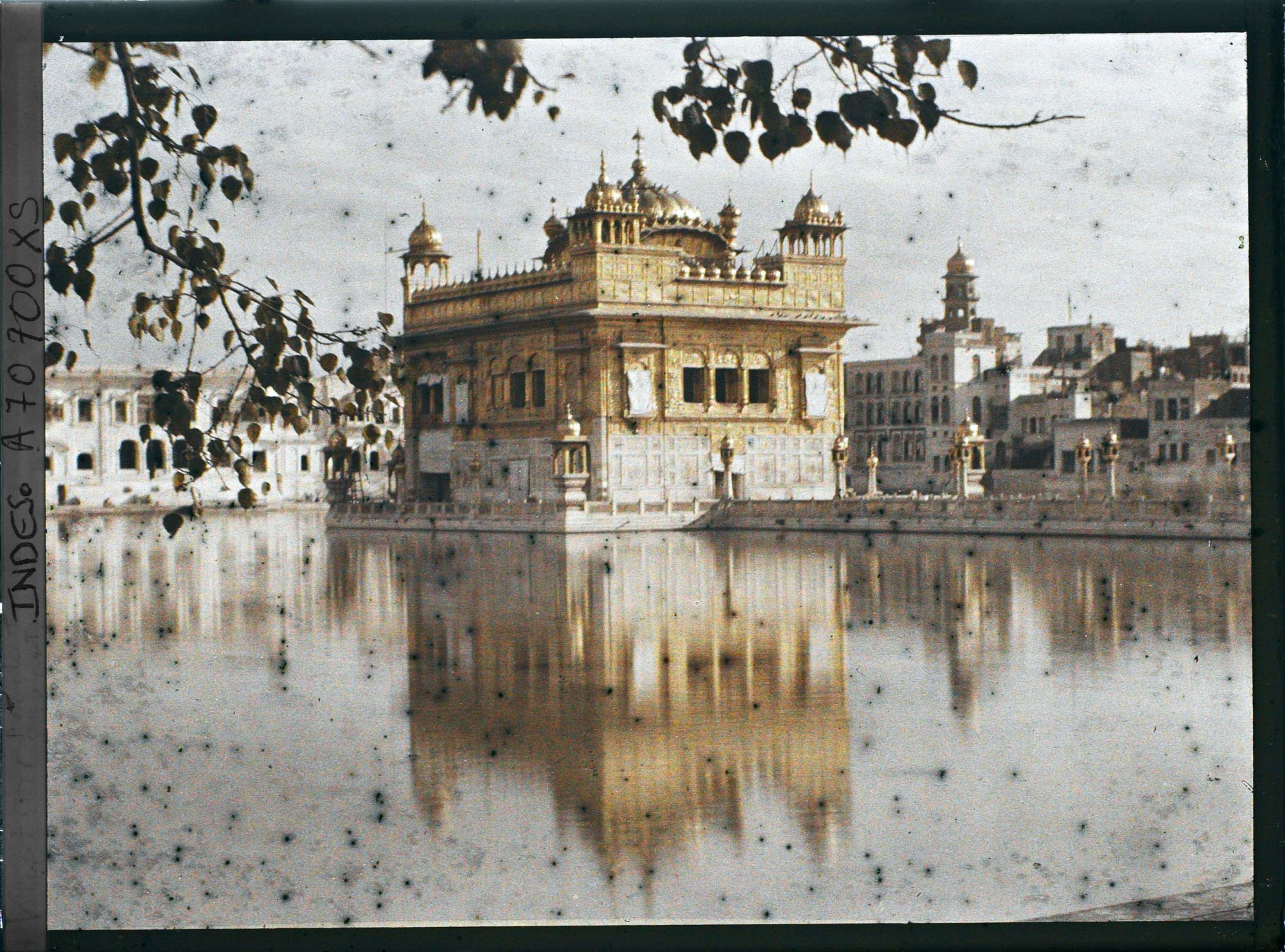 Image représentant Le temple d'or se reflétant dans le lac de l'Immortalité (Amrita Sagar)