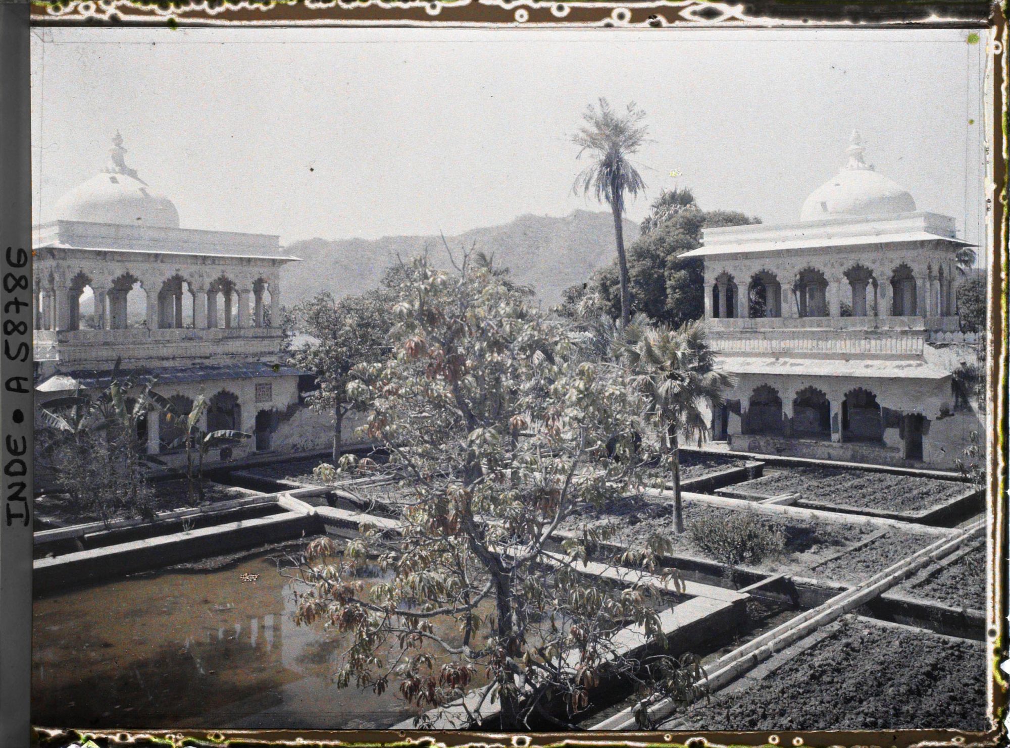 Image représentant Palais de marbre blanc et jardins du palais flottant de Jag Mandir, édifié au 17è siècle sur le lac Pichola