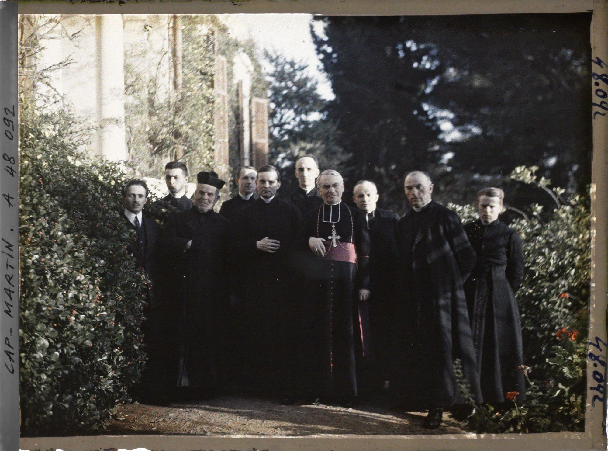 Image représentant Monseigneur Ricard, évêque de Nice, entouré de membres de l'Institut catholique