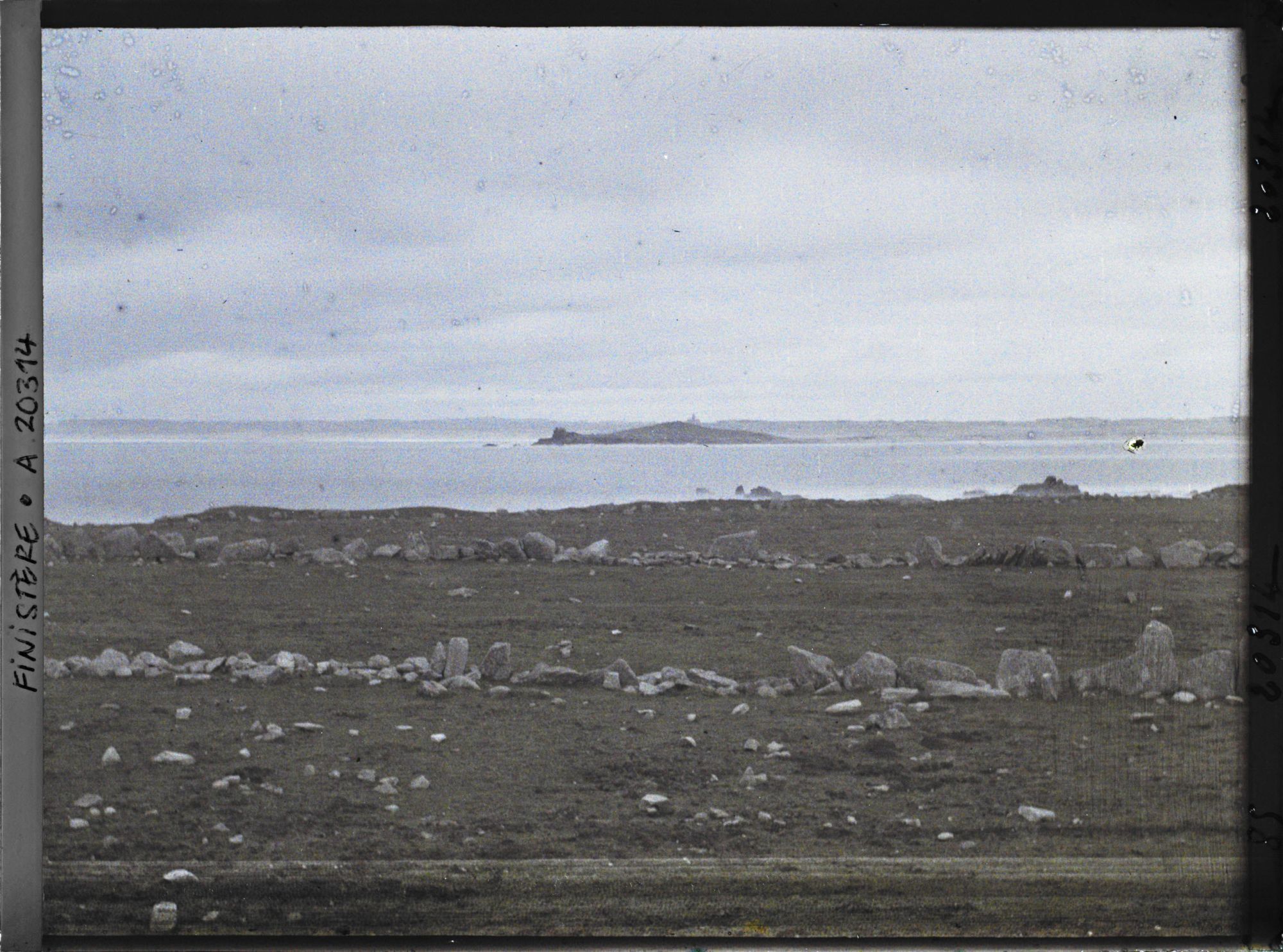 Image représentant La presqu'île de la Torche vue de la presqu'île de Porz-Carn.